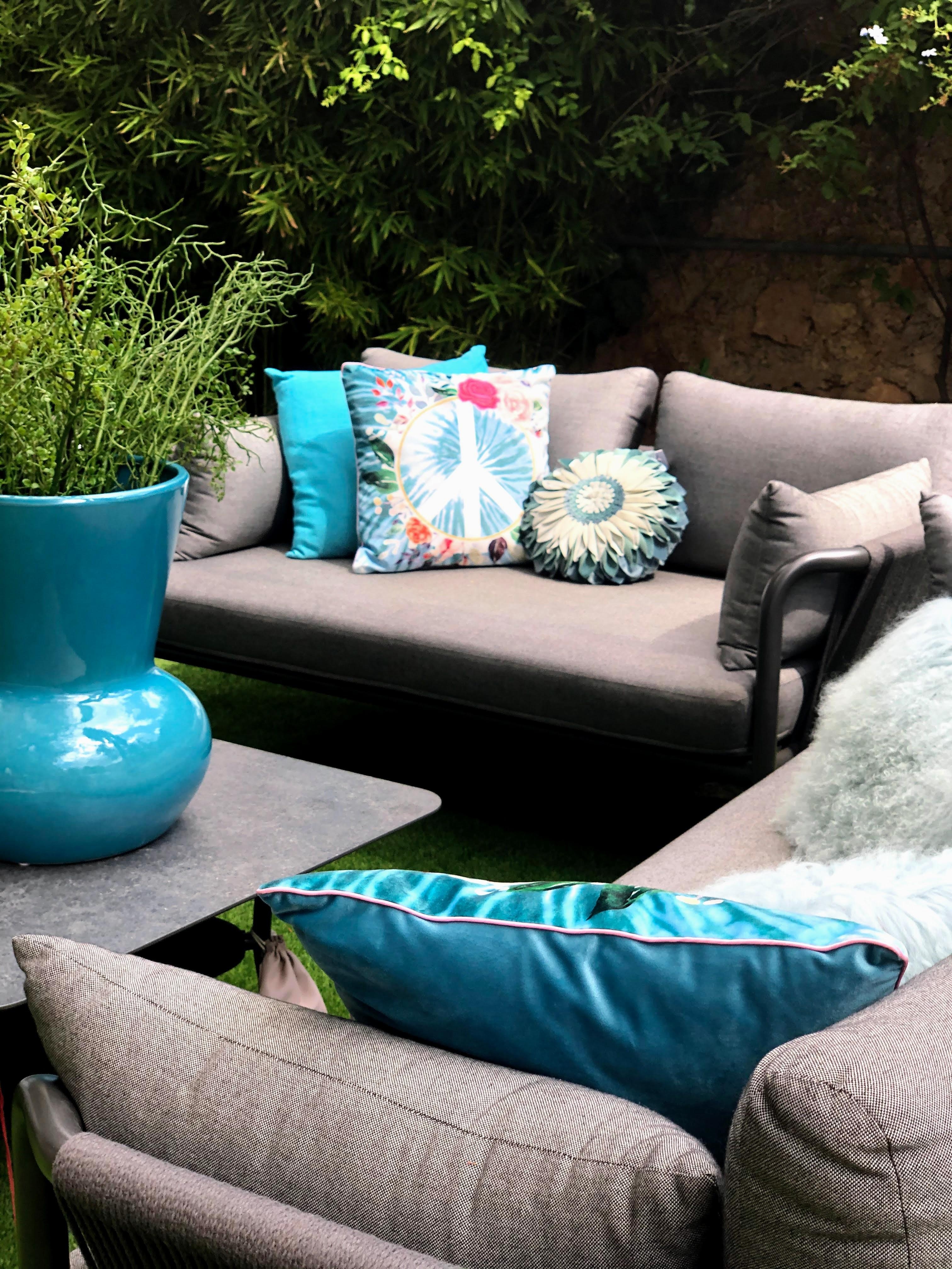 #bohostyle #grau #sofa #lounge #couch #couchtisch #garten #terrasse #vase #kissen