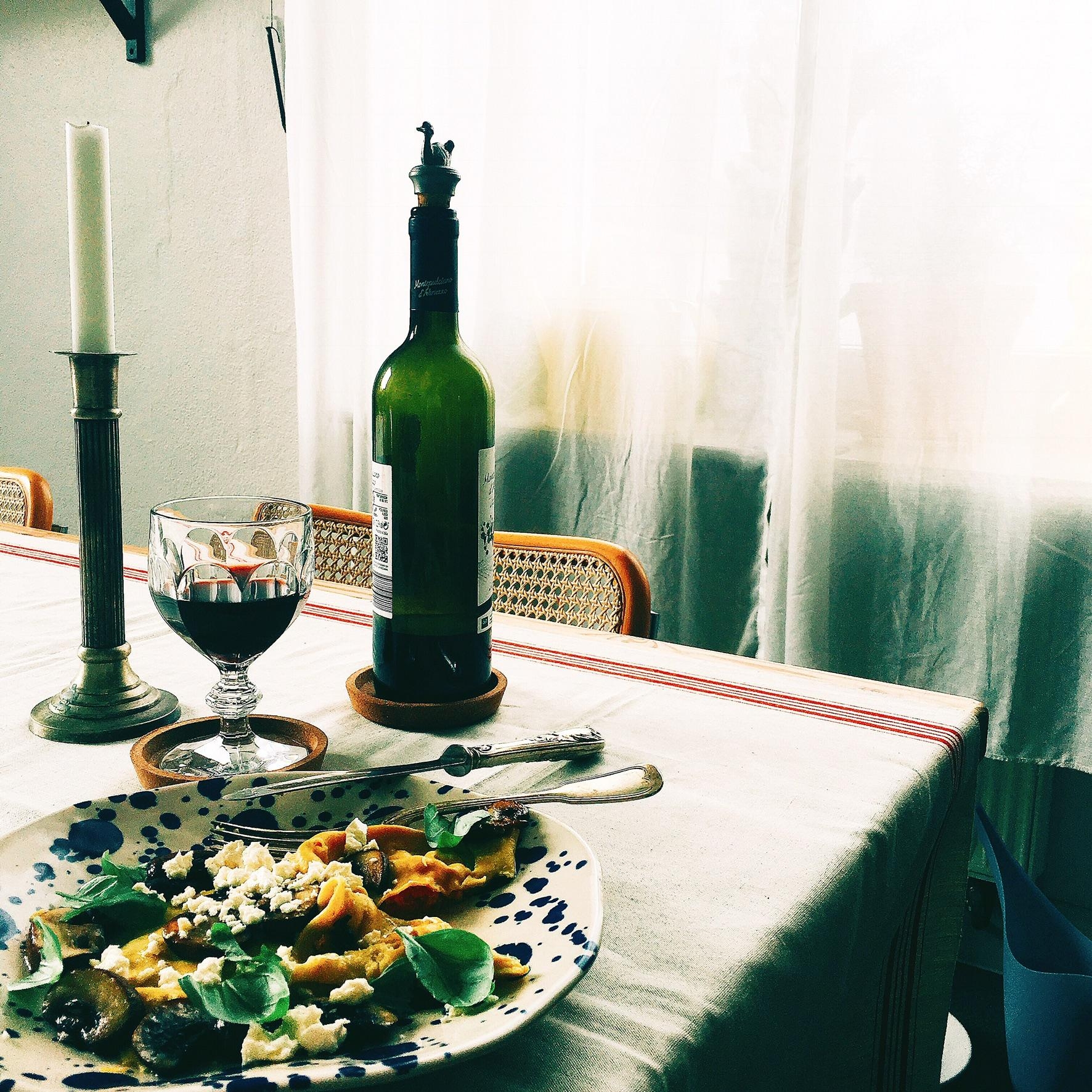 Bon Appetit! Ja, auch alleine esse ich gerne am schön gedeckten #Tisch! #leinen #mangeltuch #vintage