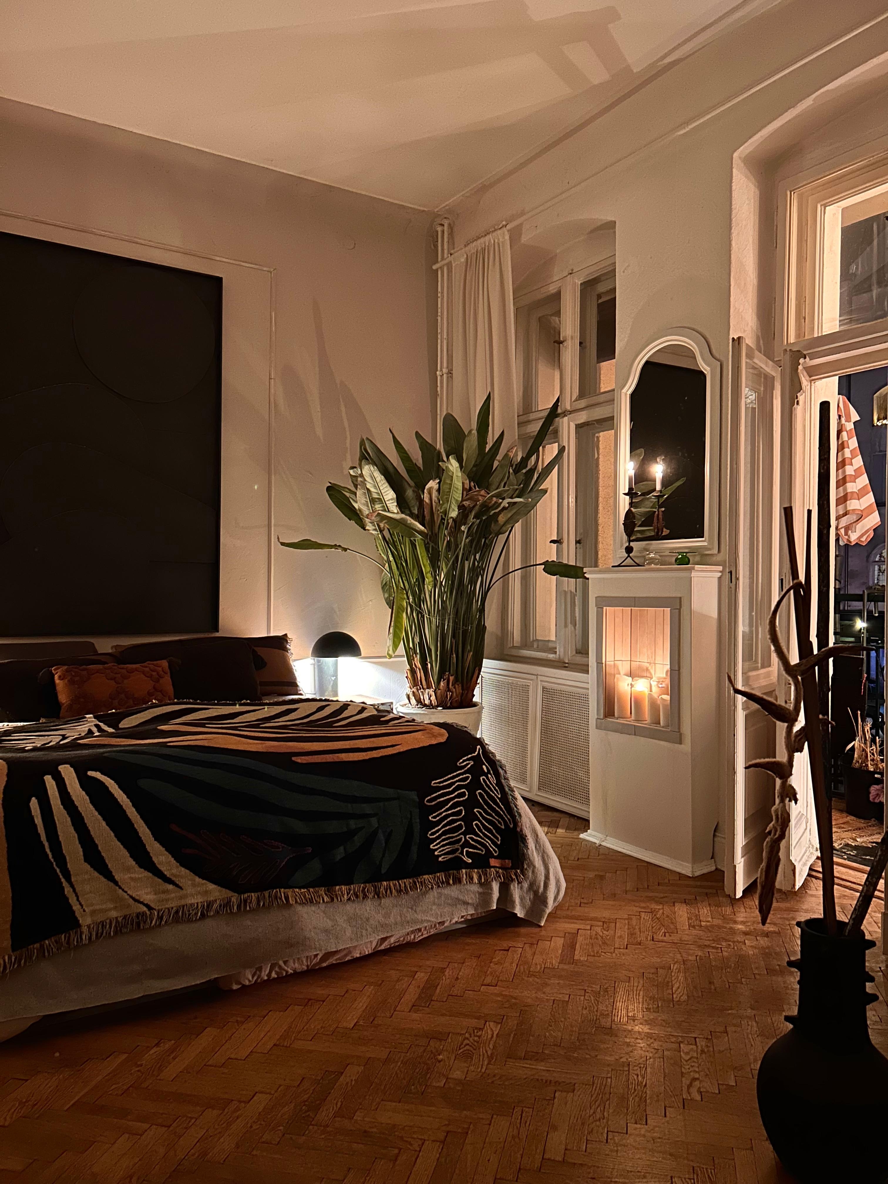 Bonne soirée ♥️ #schlafzimmer #bedroom #bett #kunst #kamin #balkon #altbau #diy