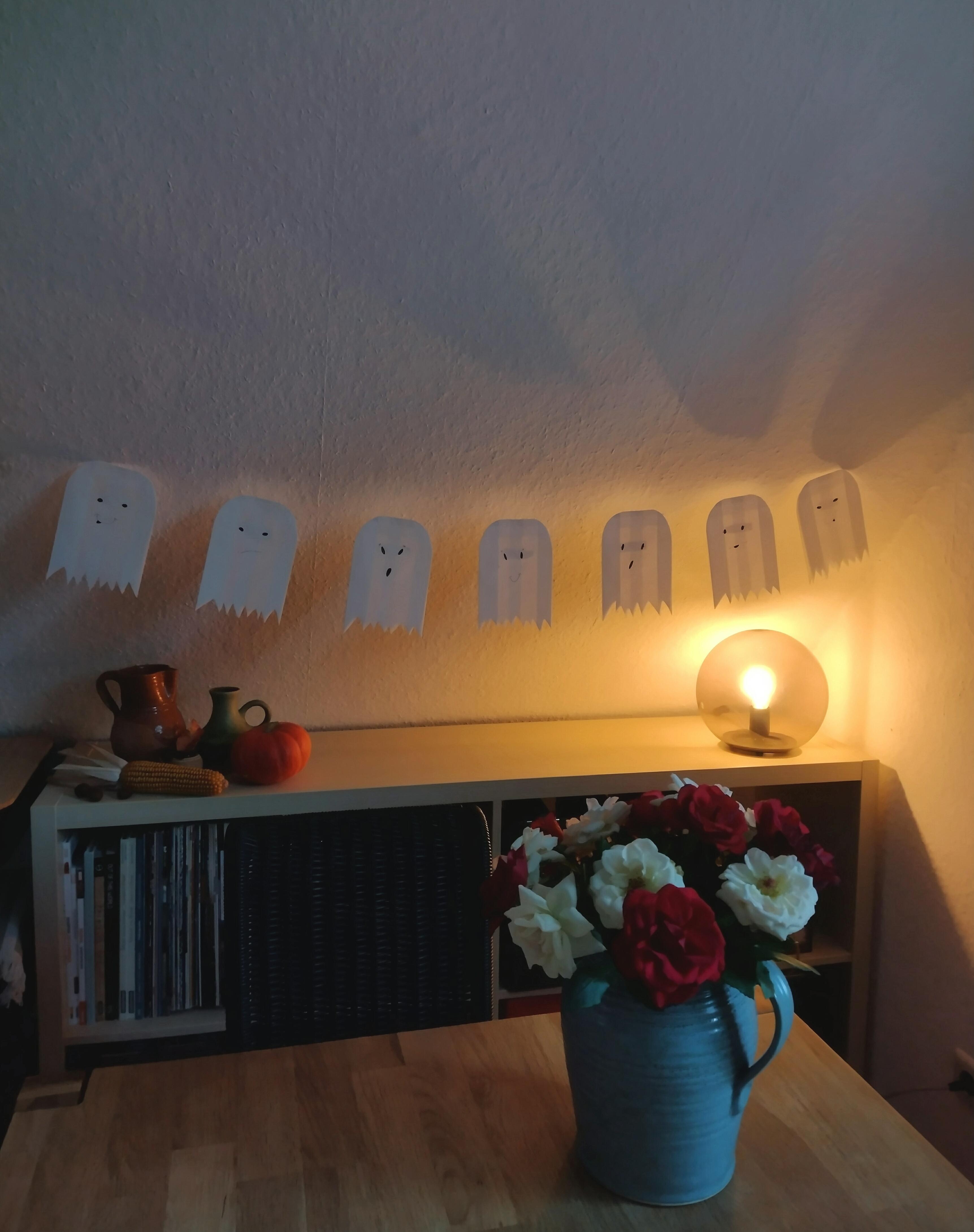 Boo!
#deko #herbstlich #halloween #diy #brottütengirlande #basteln #essecke #oktober #dachgeschosswohnung #kugellampe