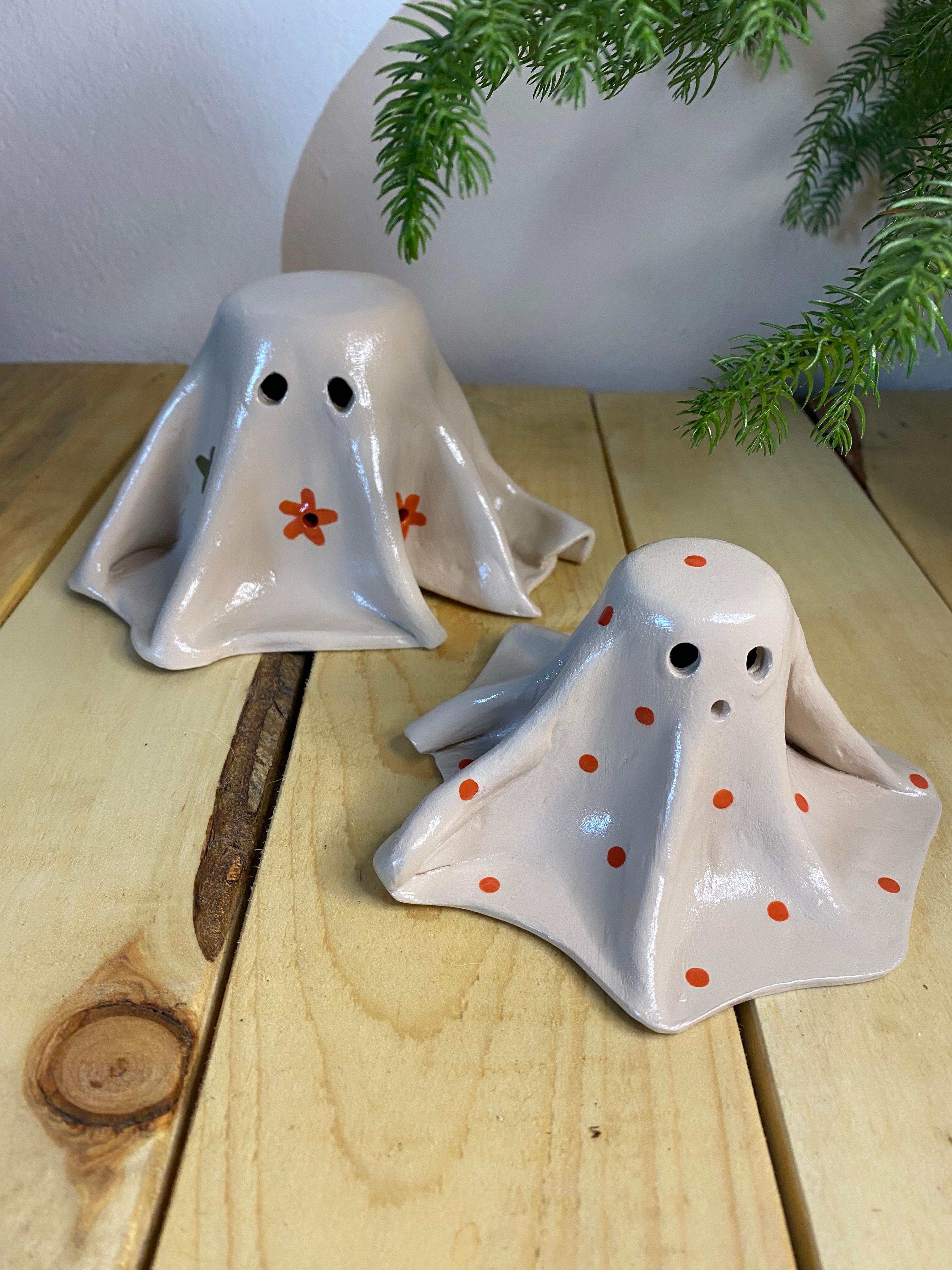 BOOHOO👻wie ihr die kleinen Geister selbst machen könnt,seht ihr bei Insta #diy #pottery #herbstdeko #halloween #halloweendeko #herbstvibes #ghoststories #herbst #diydeko