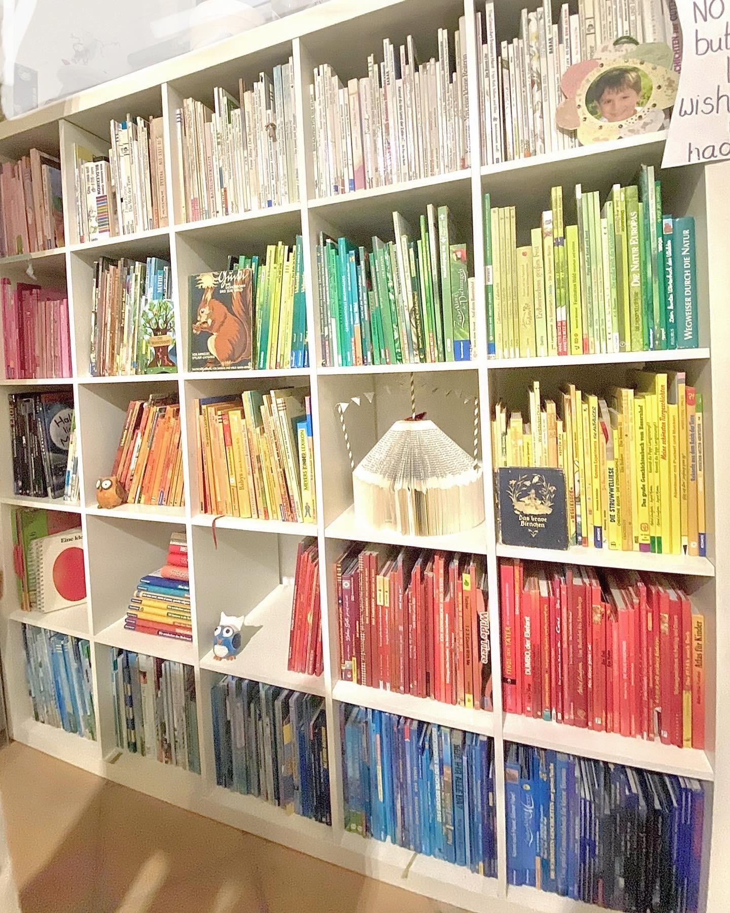 #bookshelf full with #kidsbooks #kidsroom #kinderbücher #kinderbuchliebe #kidsbooklove #bücherregal #rainbow #shelfie