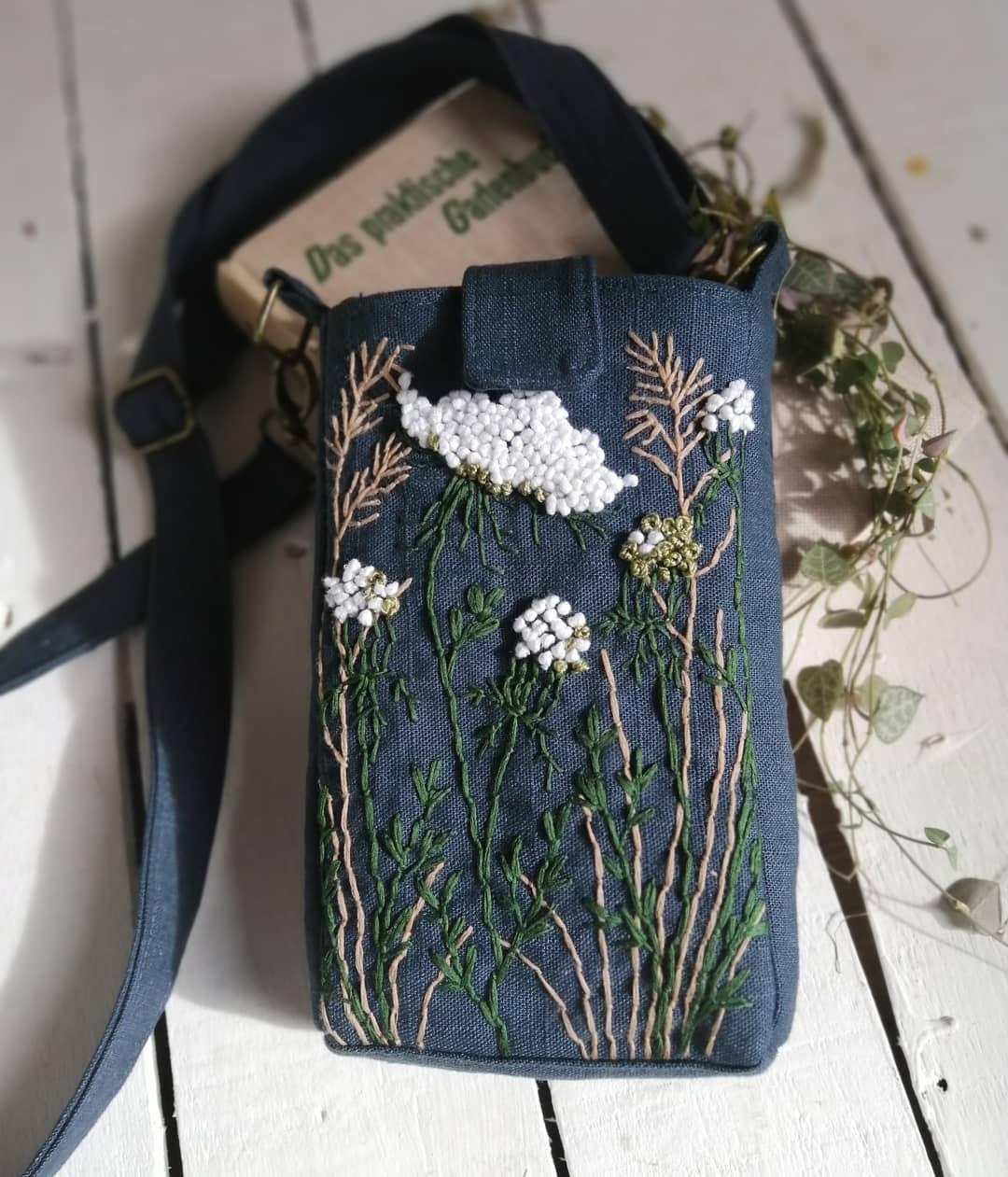 Botanik auf der Tasche🌿
#botanicalembroidery #handmade #bohostyling #sewlove #handbestickt #fashion