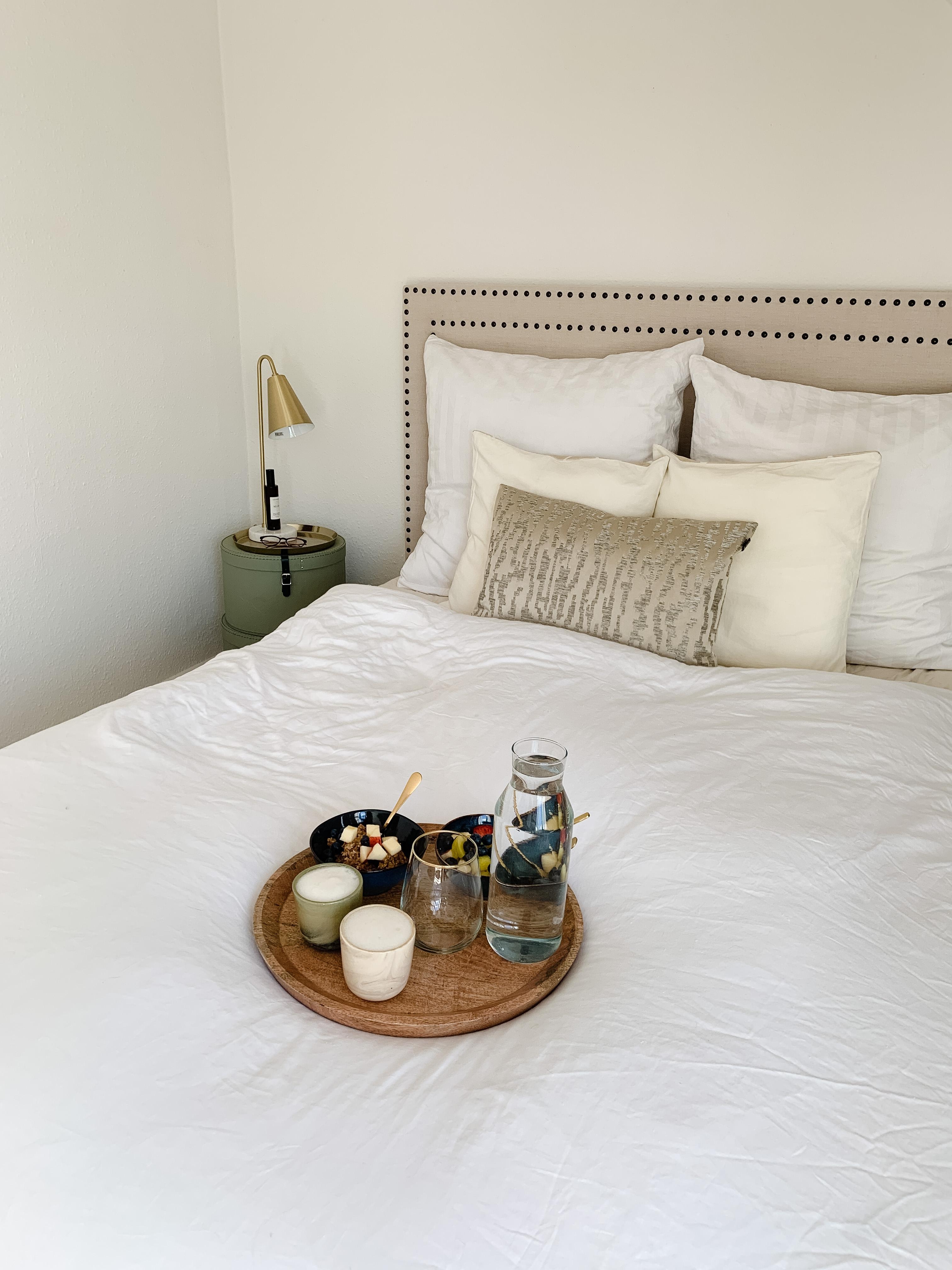 Breakfast in bed 
#schlafzimmer #bedroom #whitesheets #bedroomdecor #frühstück #interior