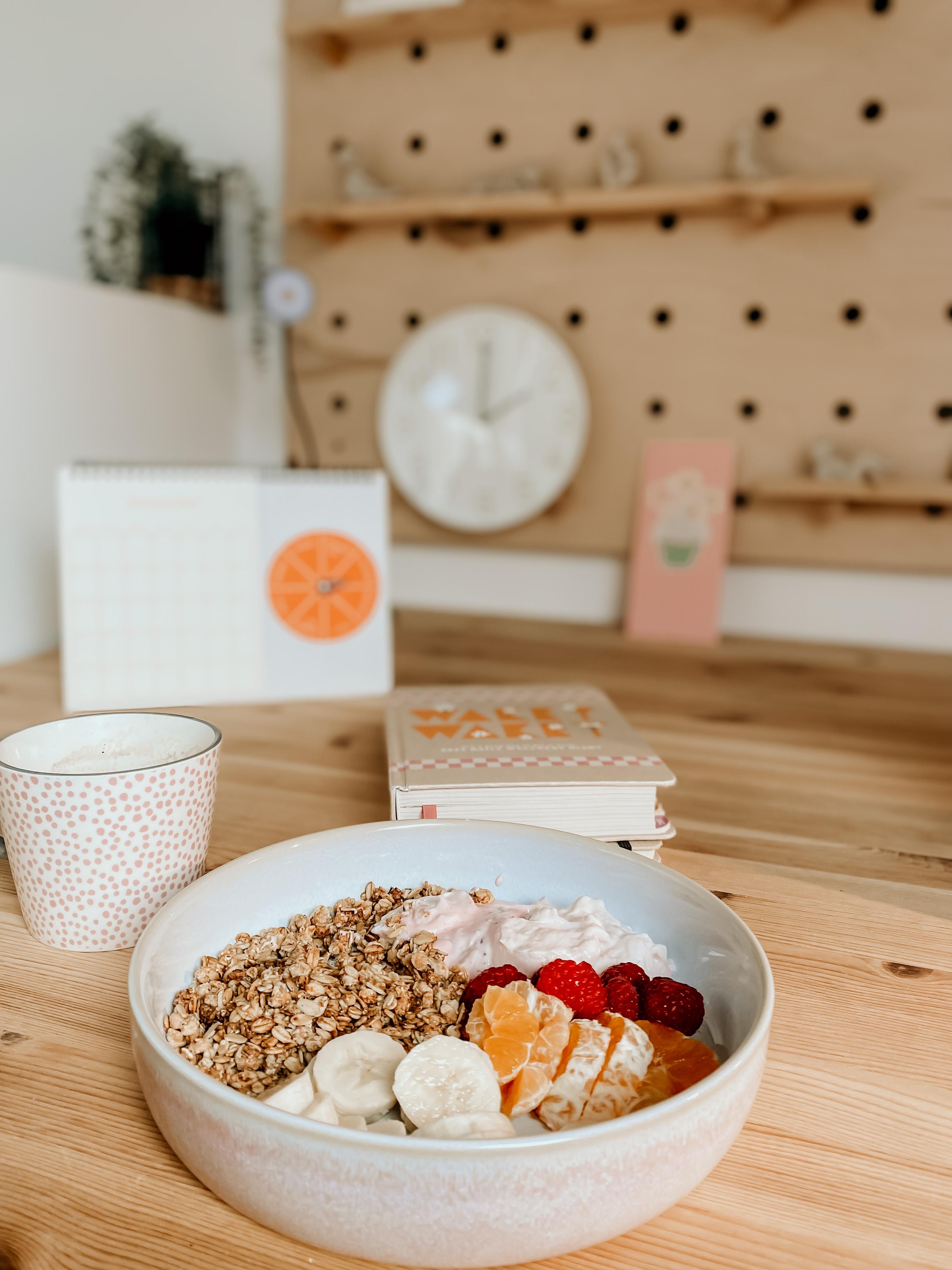 Breakfast just tastes better in a pretty bowl 🥣 #motelamiio #ceramics #healthybreakfast #arbeitszimmer #rosaliebe #buntistbesser 