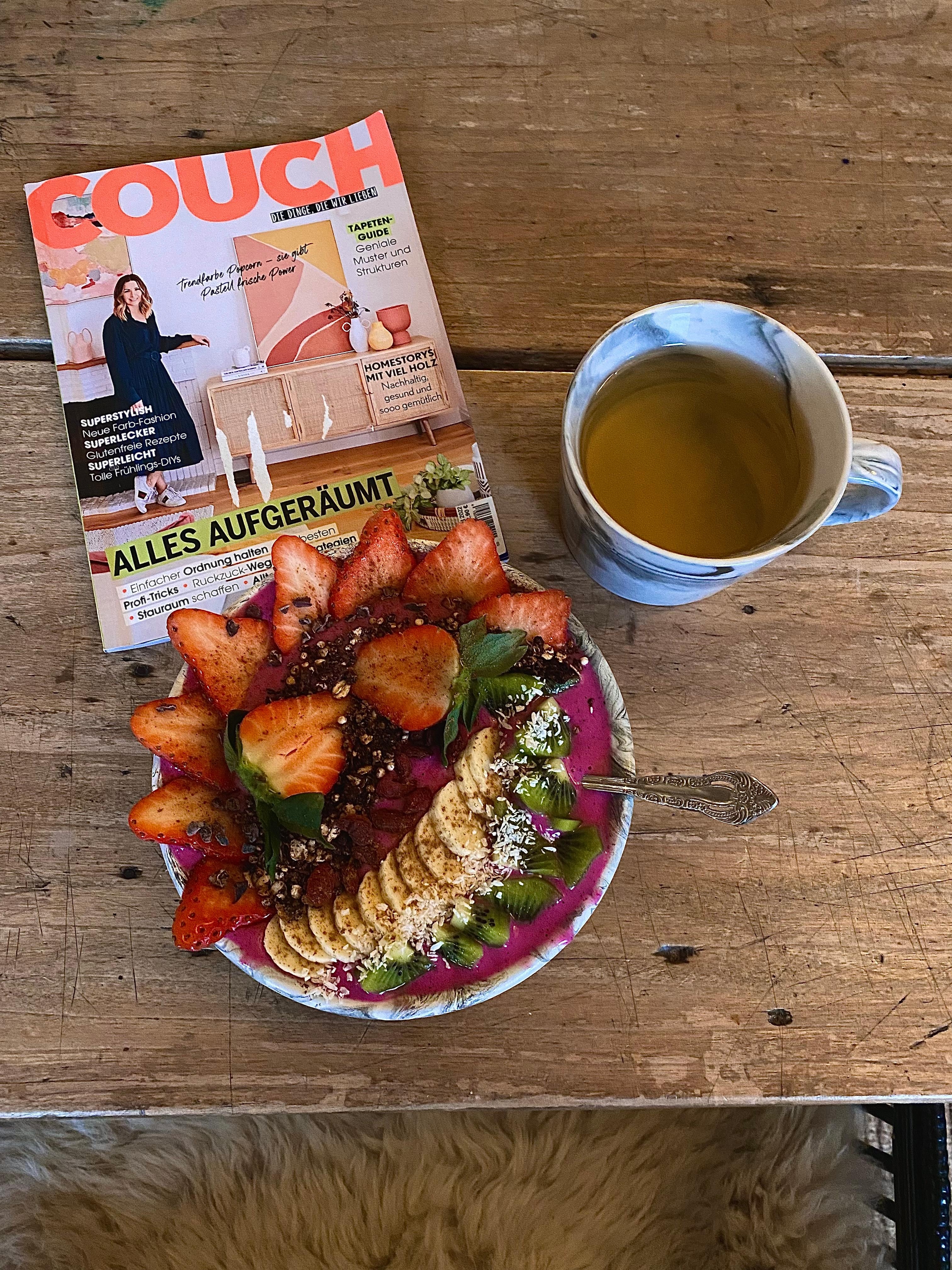 Breakfast looking good today 🌈 
#eattherainbow #greentea #wholey #smoothiebowl #favouritemagazine #couchcouchcouch