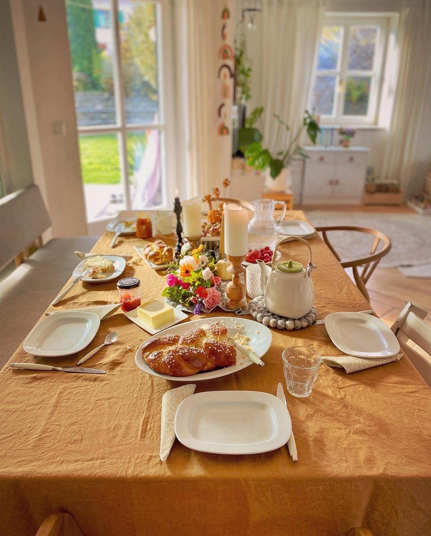 #breakfast #tablesetting #flowers #gedecktertisch #table #tisch #esstisch #familyofseven #familytable #familientisch 