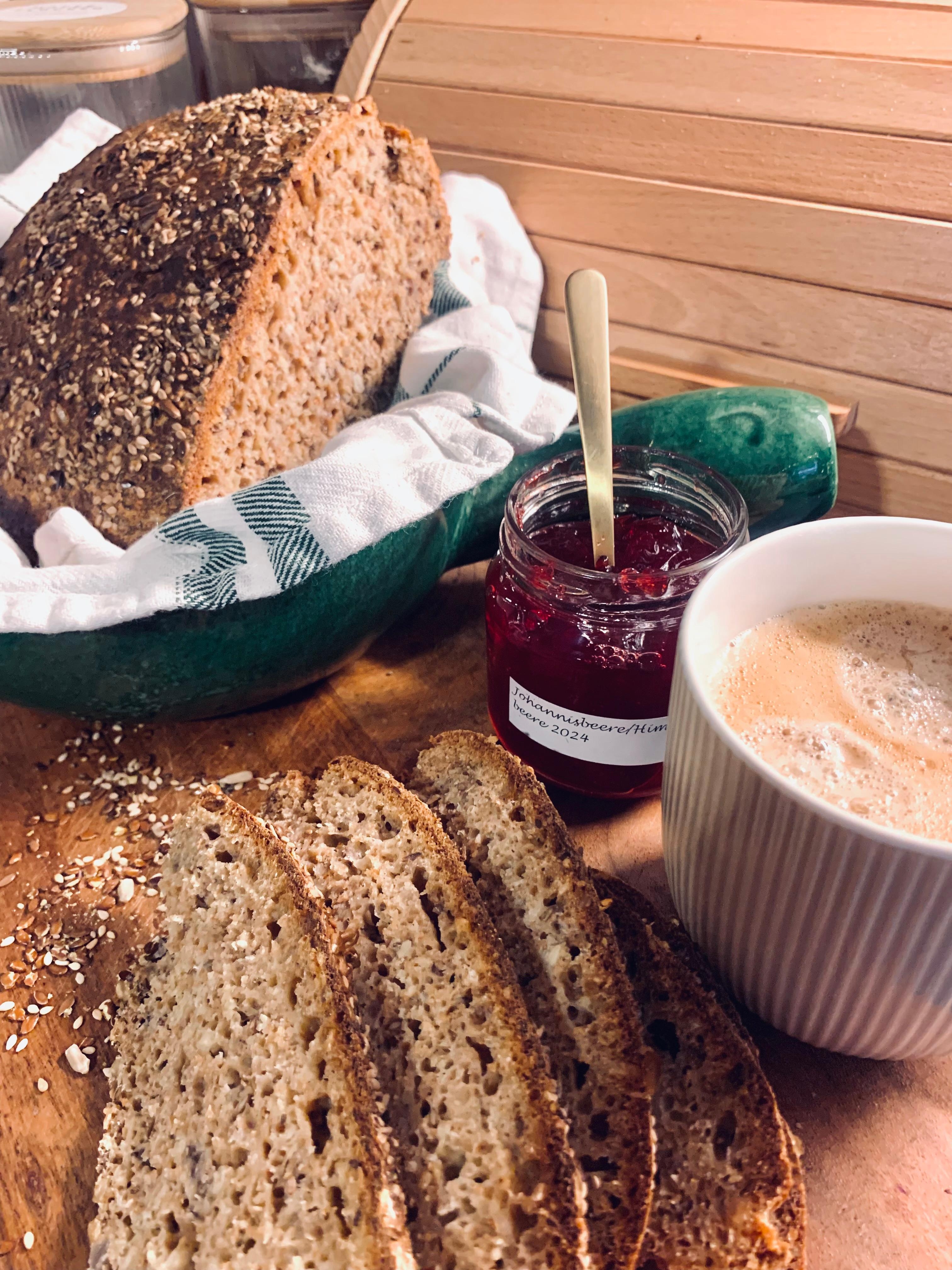 Brot gebacken ☕️🍞

#home #food #diy #küche #holz #tasse #selbstgemacht 