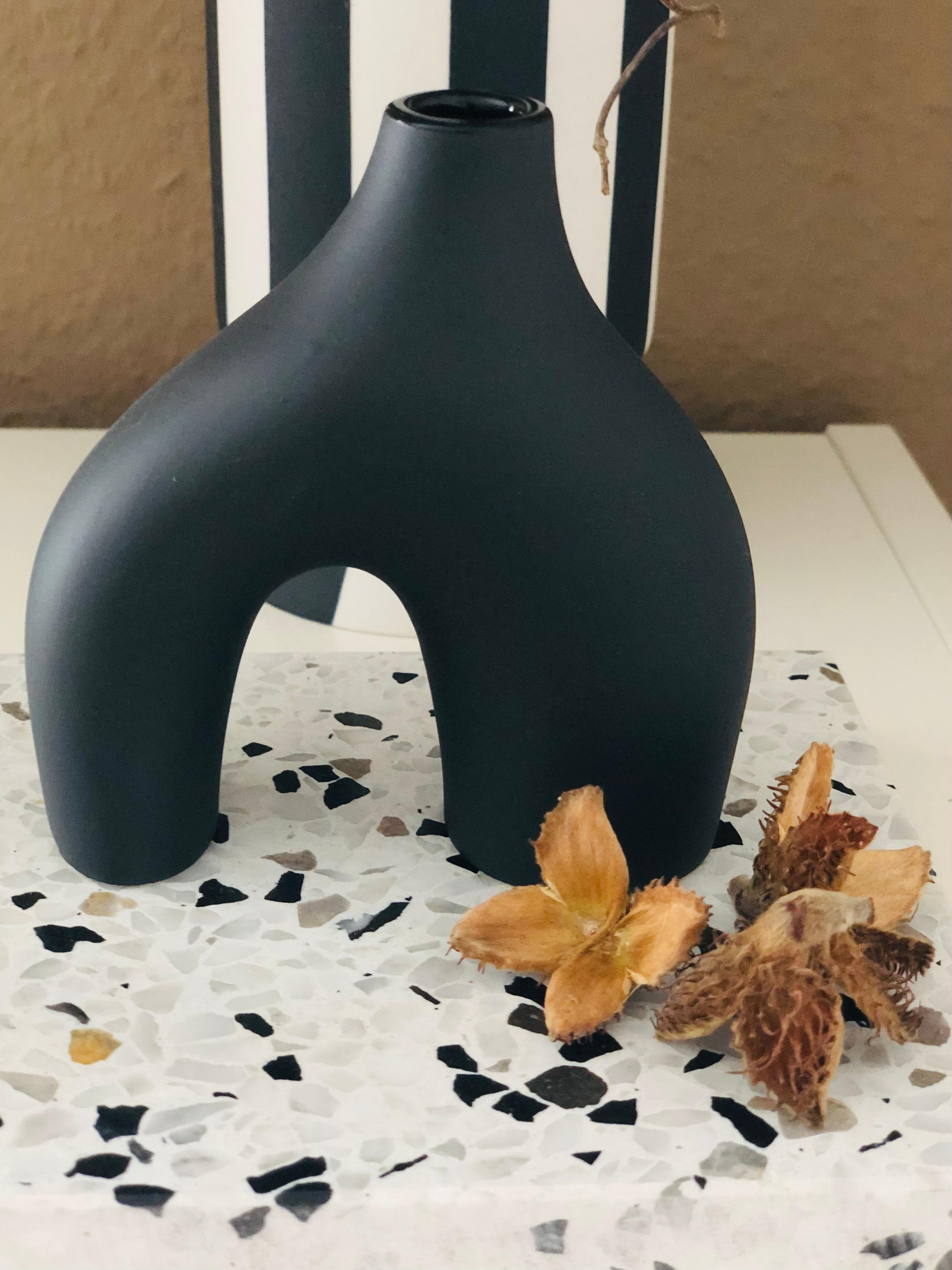 Bucheckern und Mini-Vase. #herbst #dekoinspo #terazzo