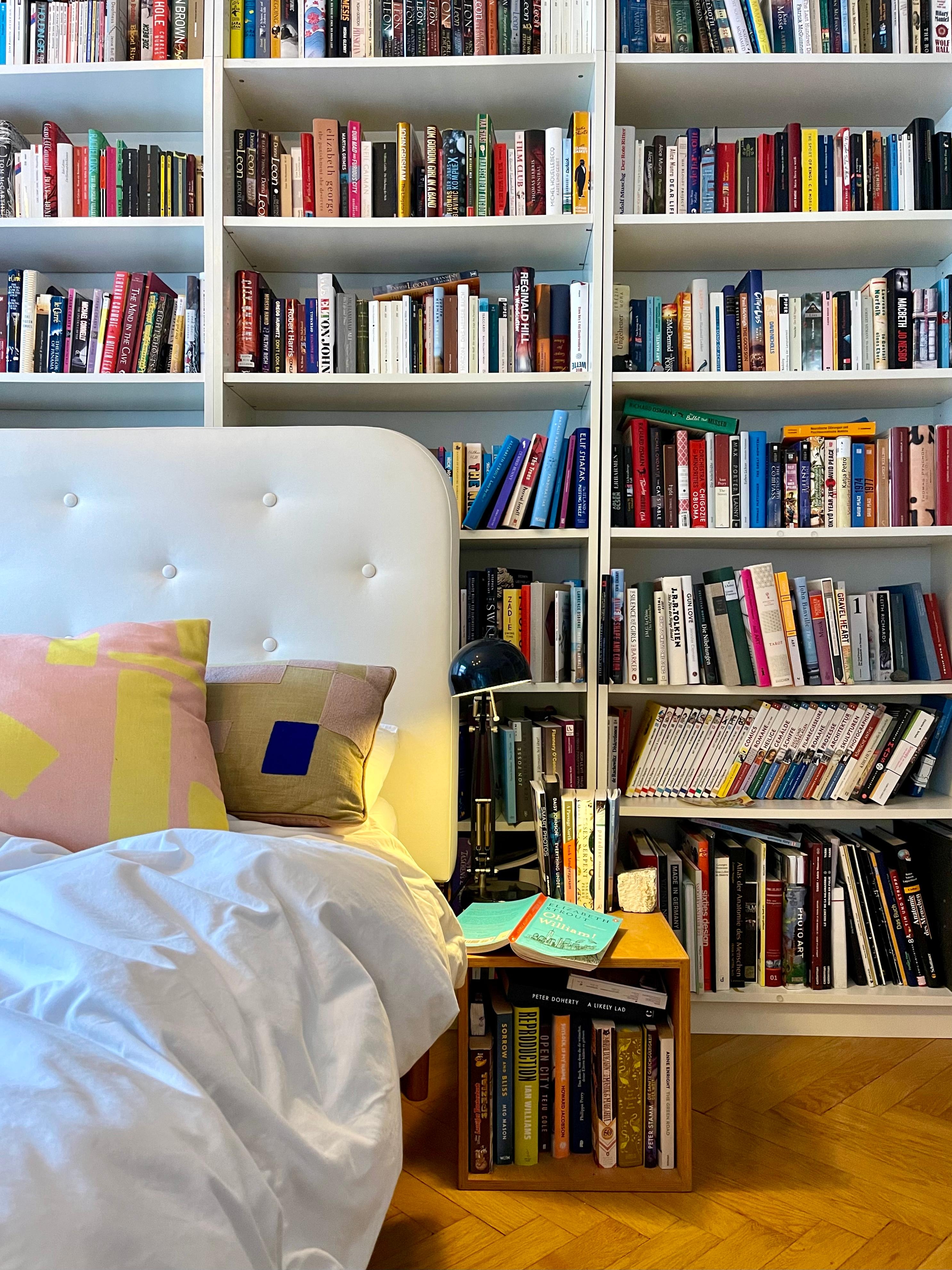 Buchverliebt.

#shelfie #schlafzimmer #altbau #bücherliebe #zuhause