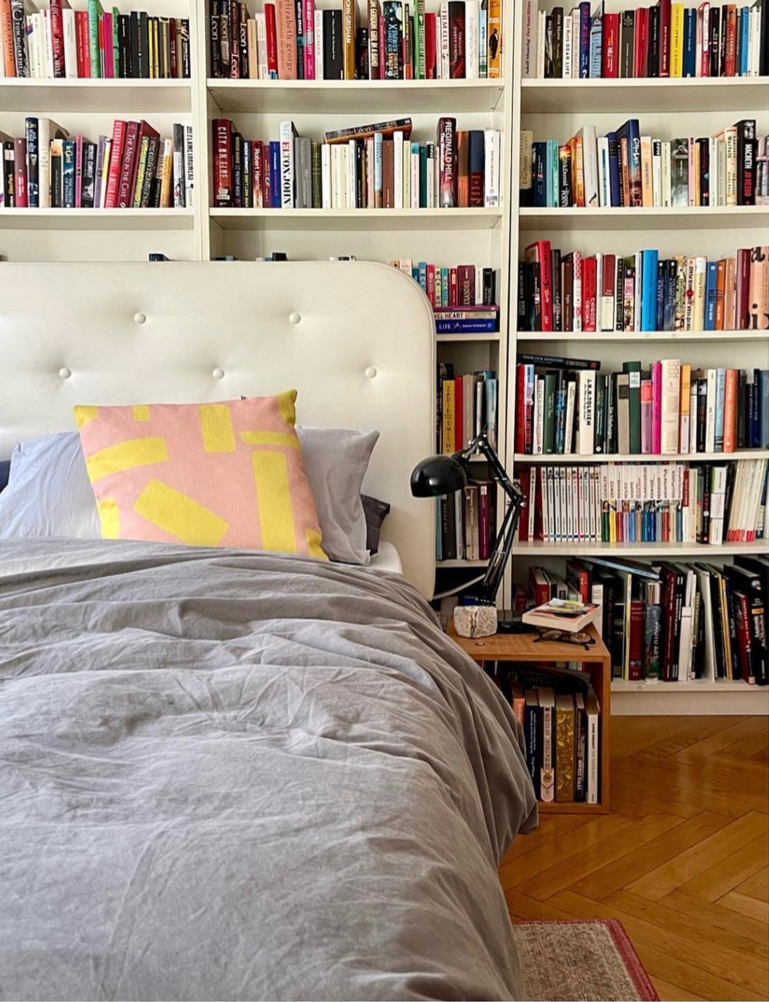 Bücherliebe.

#shelfie #altbau #bücherwand #schlafzimmer #bedroom #bücherliebe