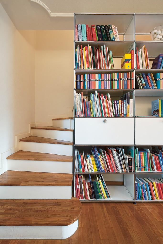 Bücherregal an Treppe #bücherregal #treppenaufgang ©USM