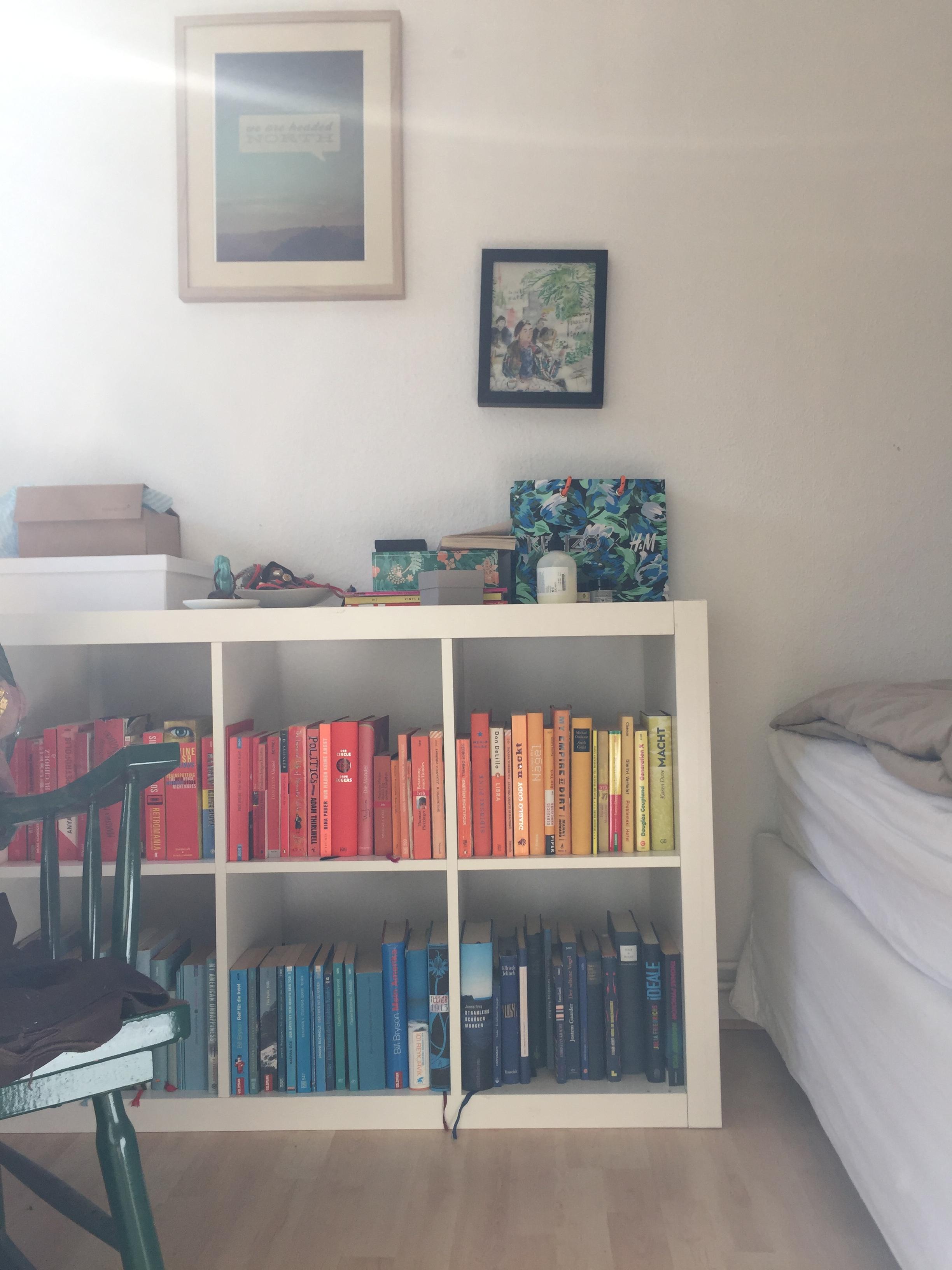 Bücherregal im #farbenmix . So schön bunt ist die Literaturwelt 