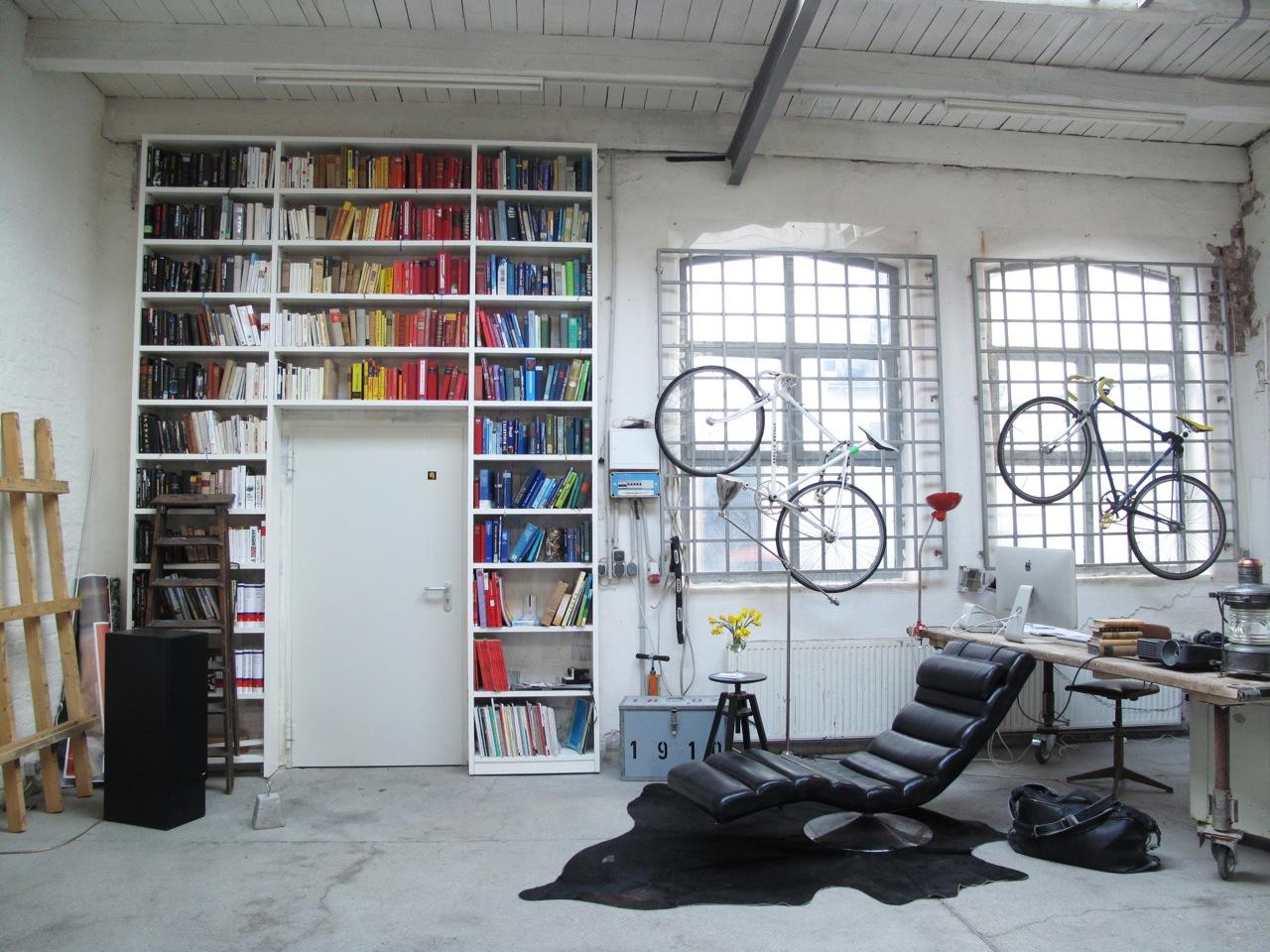Bücherregal mit Farb-System #wandregal #loft #industriedesign #fahrradaufhängung ©Scout for Location