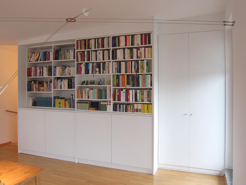 Bücherregal mit Stauraum über Treppe - geschlossen #bücherregal #schrankwand #aktenschrank ©Birgit Hansen