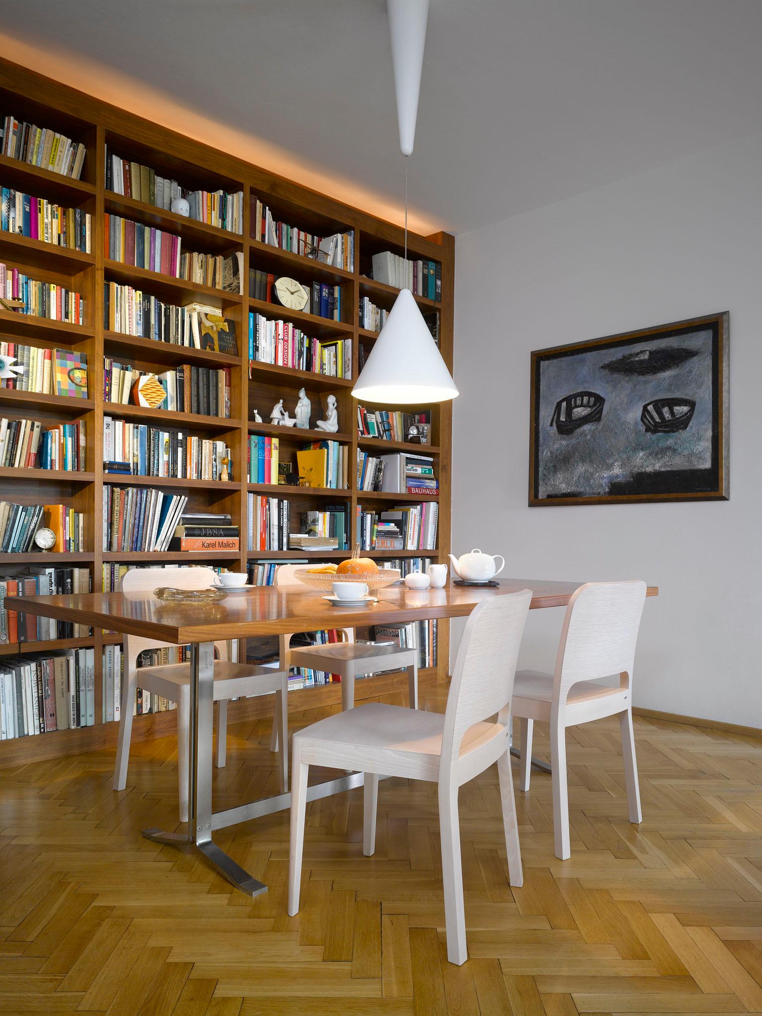 Bücherwand im Esszimmer #bücherregal #esstisch #wohnessbereich #essecke ©Ton