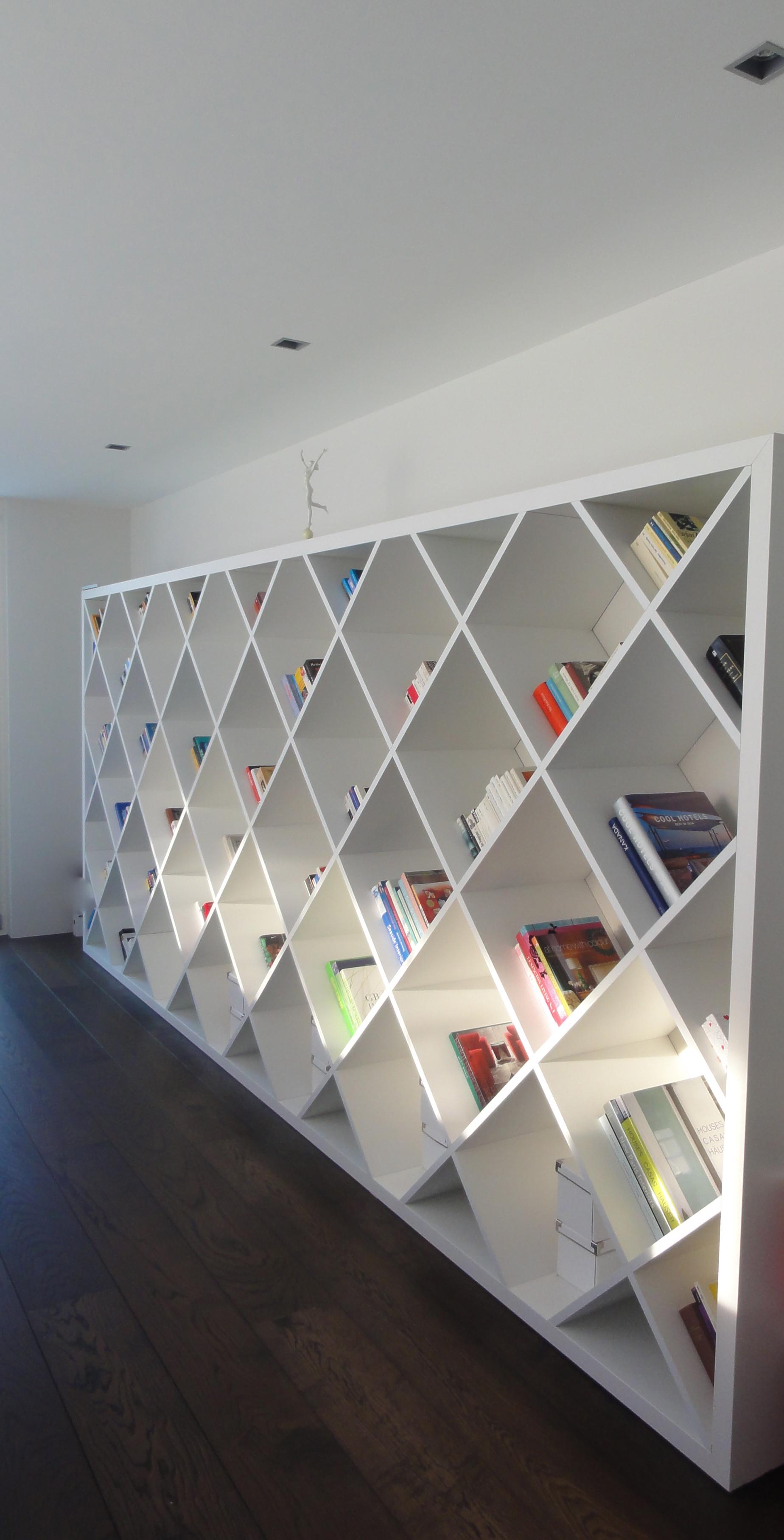Bücherwand #wandregal #weißebücherwand ©AndreaInteriordesign