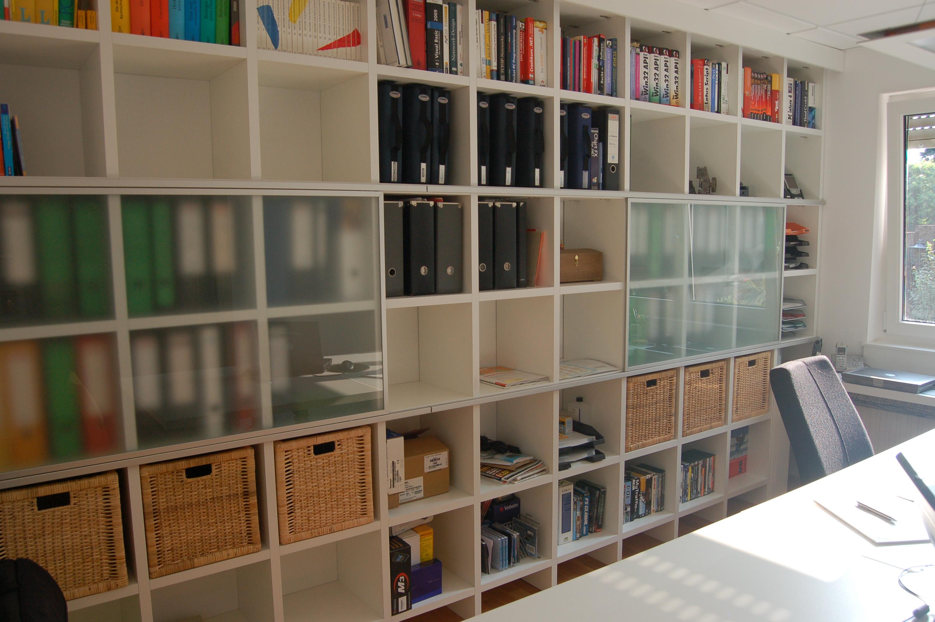 Büro Bücherwand #büro #wandregal ©Yvette Sillo
