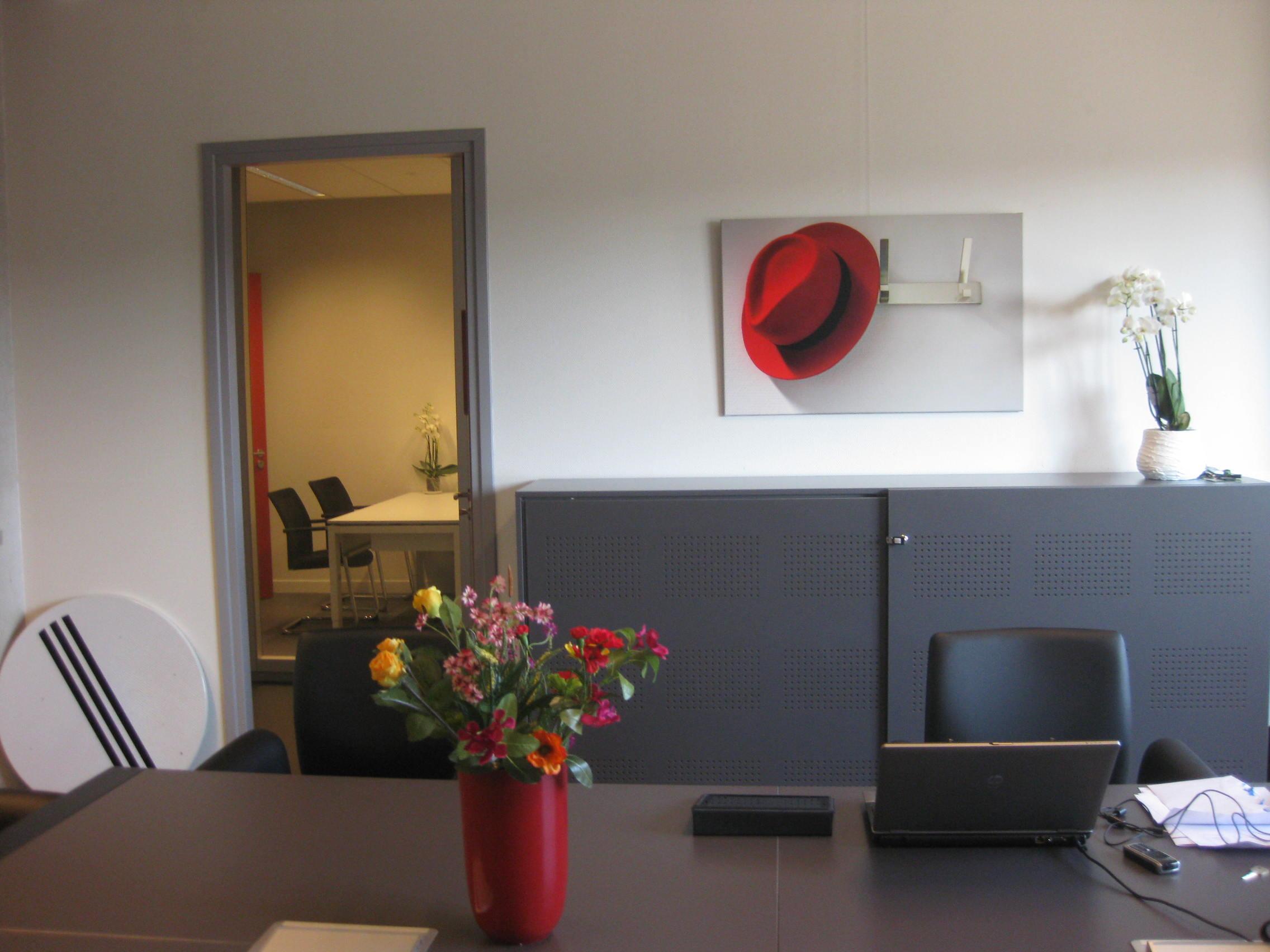 Büro mit Blumenstauß und ... Wandbild? #büro #arbeitszimmer ©OhMyPrints