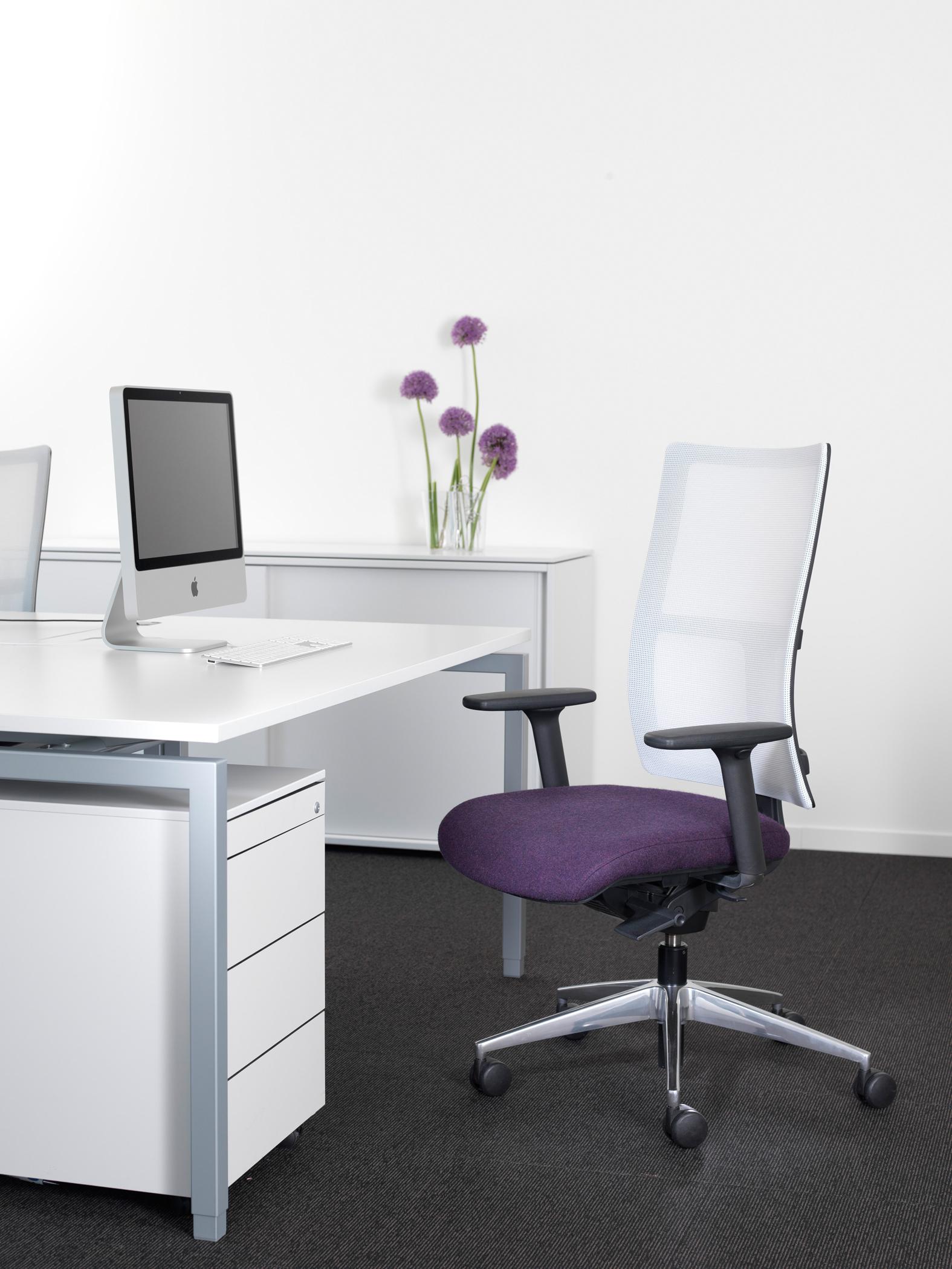 Bürozimmer in Weiß, Grau und Lila #büro #arbeitsplatz #bürostuhl #schreibtisch #blumendeko #grauerteppichboden ©Kusch+Co, Designer: Justus Kolberg
