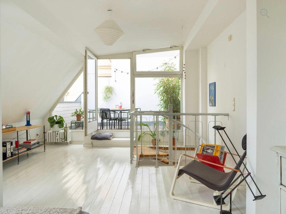 #bunt #eklektisch #kunst #altbau #designliebe #interiorliebe #dachterrasse #citechair #dachgeschoss