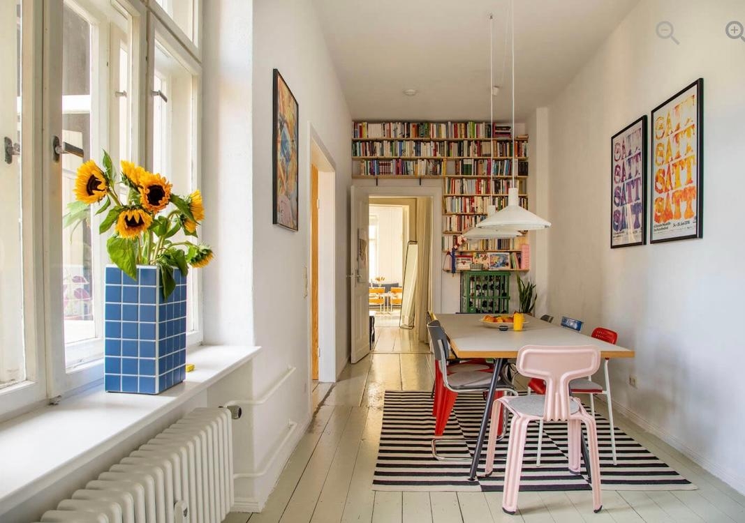 #bunt #eklektisch #kunst #altbau #designliebe #interiorliebe #pressedchair #bücherliebe #bücher #wohnküche #louispoulsen #vitra #modulor