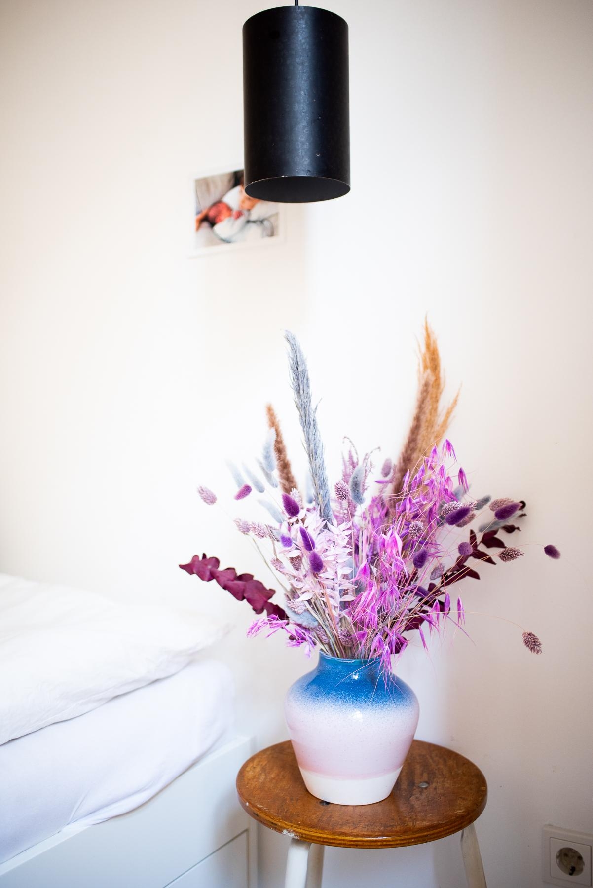 Bunt in Richtung Frühling 💜💙 #trockenblumen #deko #vase #schlafzimmer #vintage #interior #hocker