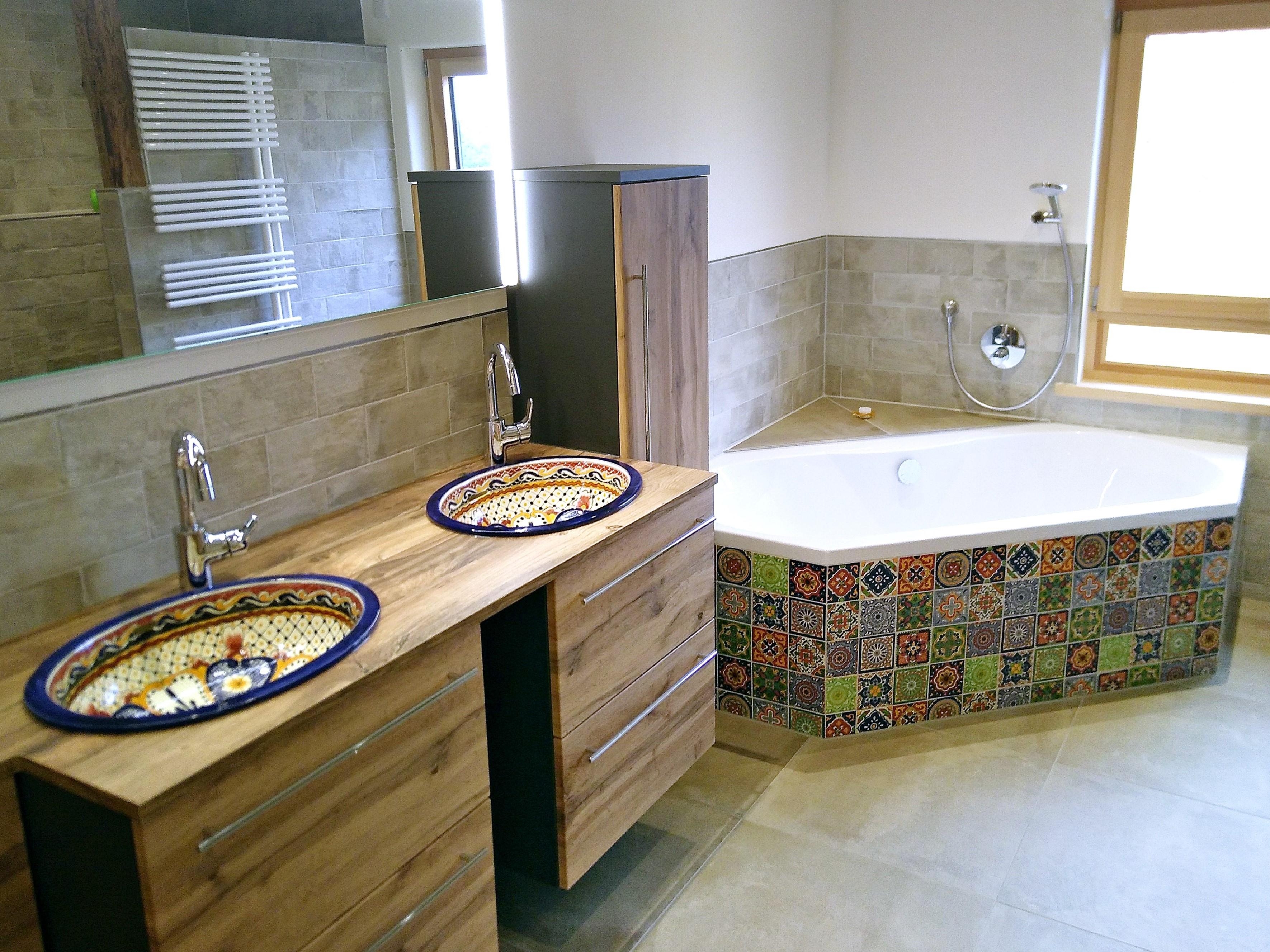 Bunt ist heute! #badezimmer #badewanne #fliesen #wandfliesen #waschbecken #holzwaschtisch #badezimmer #mexambiente #bunt