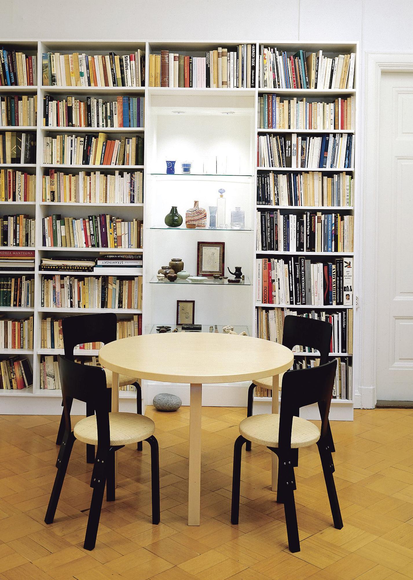 Bunte Bücherwand #bibliothek #holzmöbel #holztisch #bücherregal #holzstuhl ©Artek
