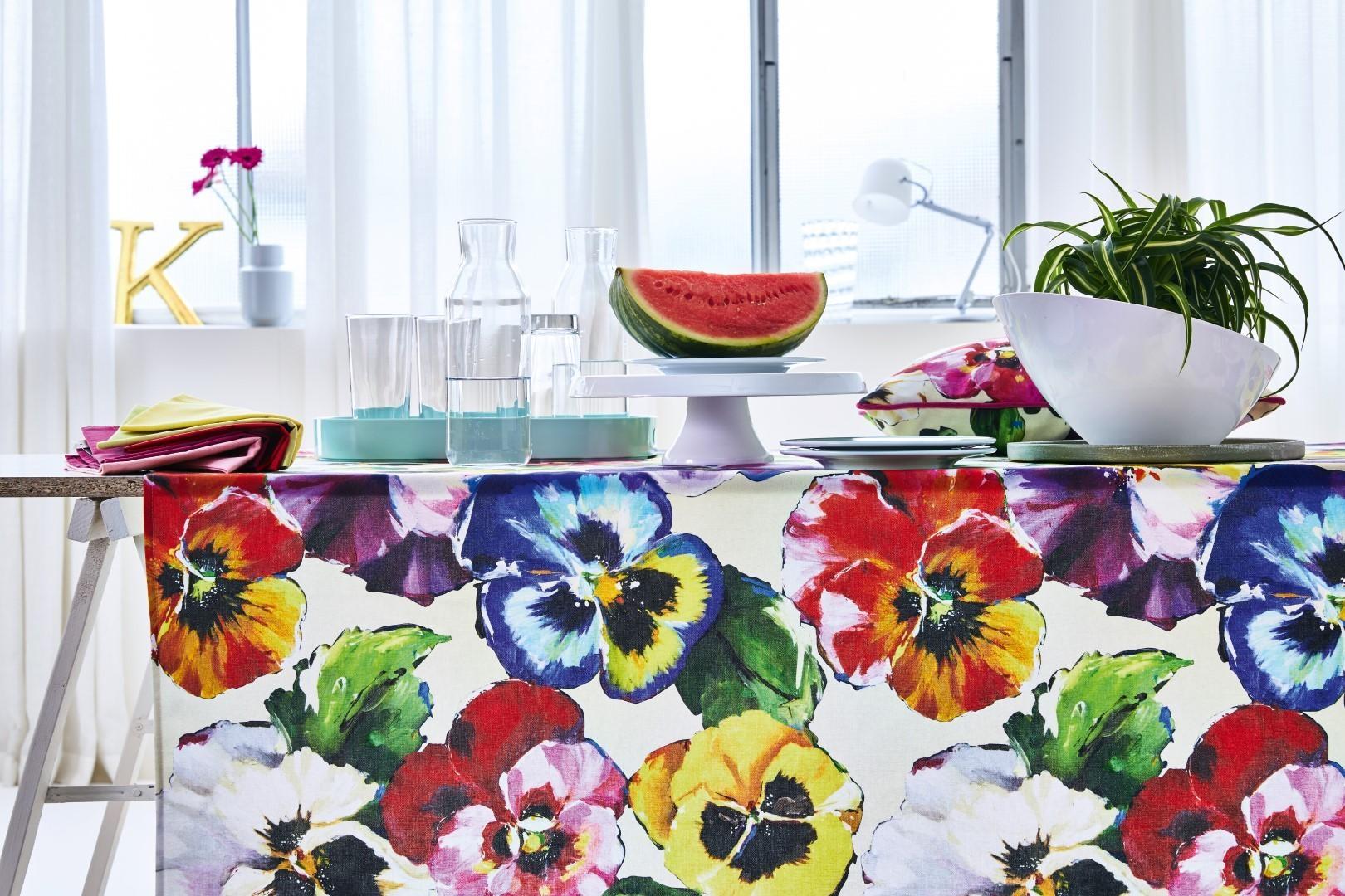 Bunte Farbenpracht
Sommerartikel 9584 mit Stiefmütterchen als große Tischdecke und in vielen anderen Größen. #textilien