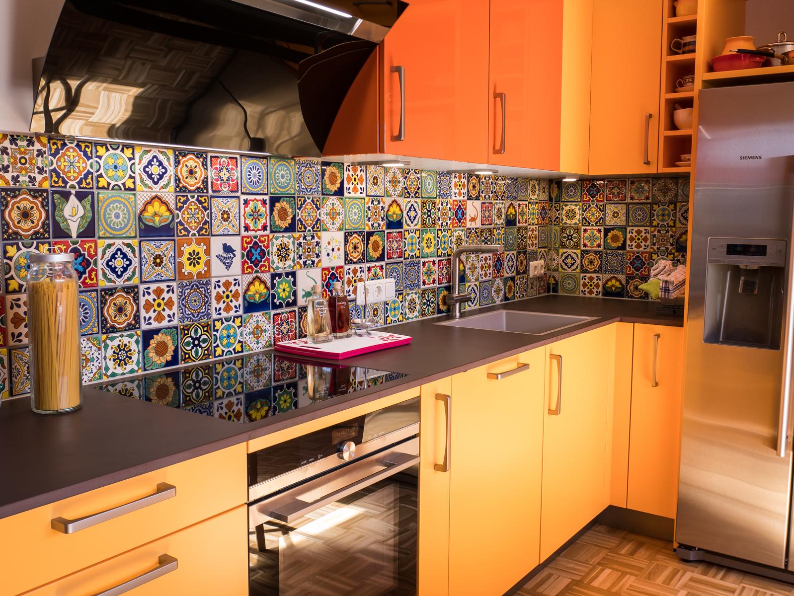 Bunte Küche mit Premium handbemalte Fliesen aus Mexiko von Mexambiente #fliesenspiegel #küche #farbenmix #patchwork 