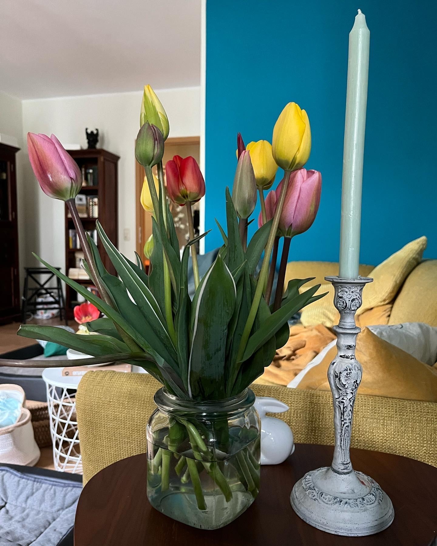 Bunte Ostern #wohnzimmer #frühling #tulpen #altbau #farbenfroh