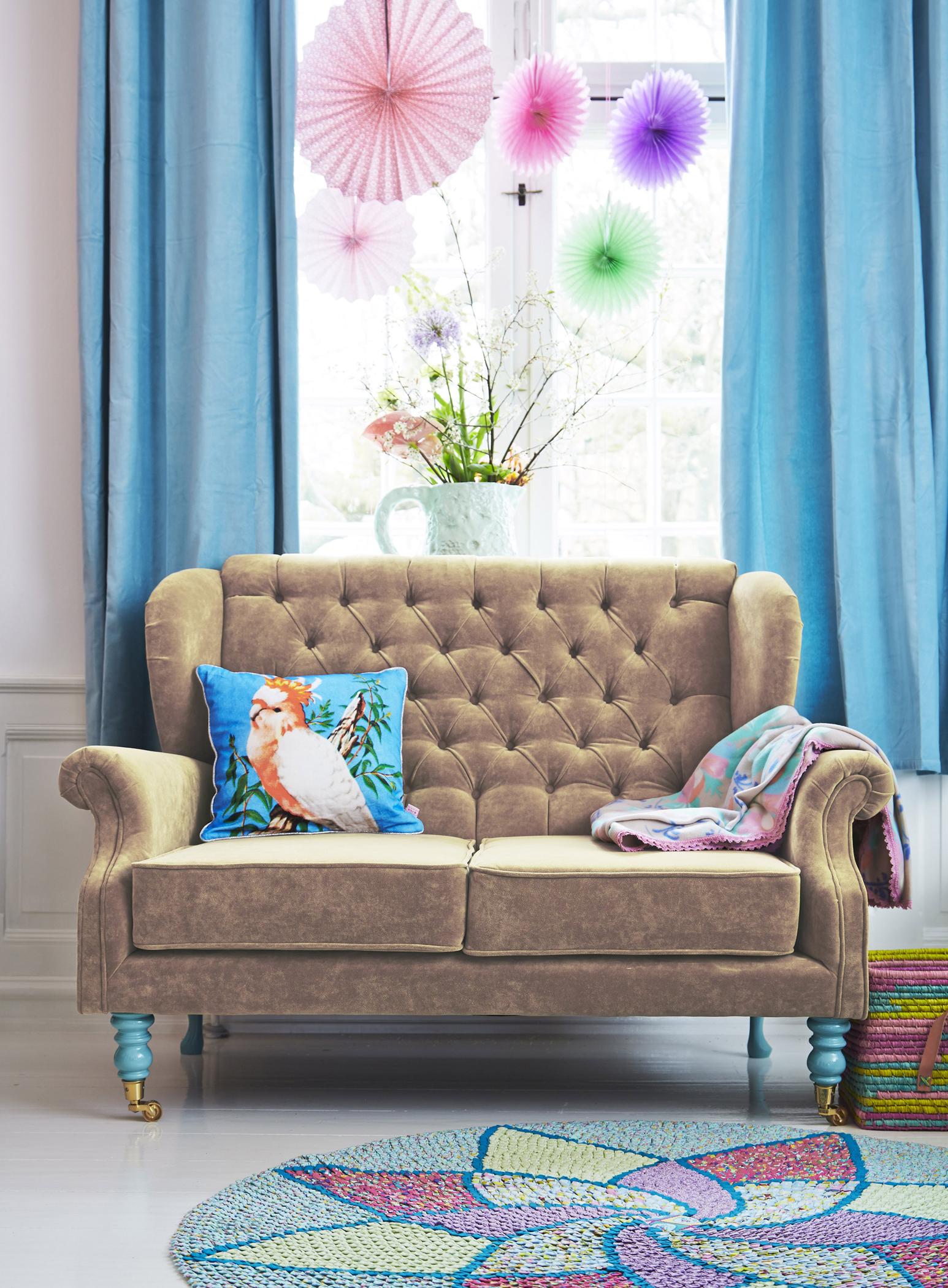 Bunte Papierblumen über Samt-Sofa #bastelidee #teppich #retro #wohnzimmer #diy #vorhang #bunterteppich #runderteppich #sofa #diydeko ©Rice