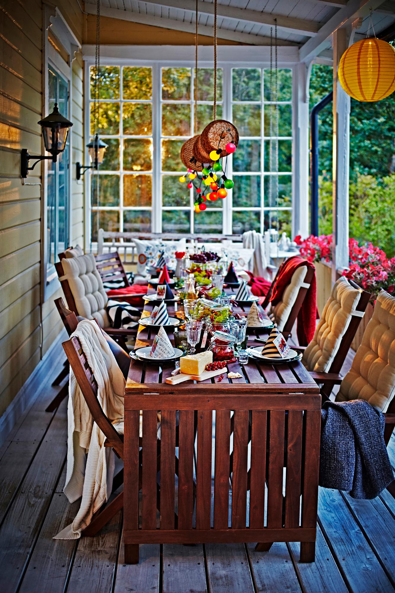 Bunte Partydeko auf der Veranda #terrasse #ikea #veranda #tischdeko #partydeko ©Inter IKEA Systems B.V.