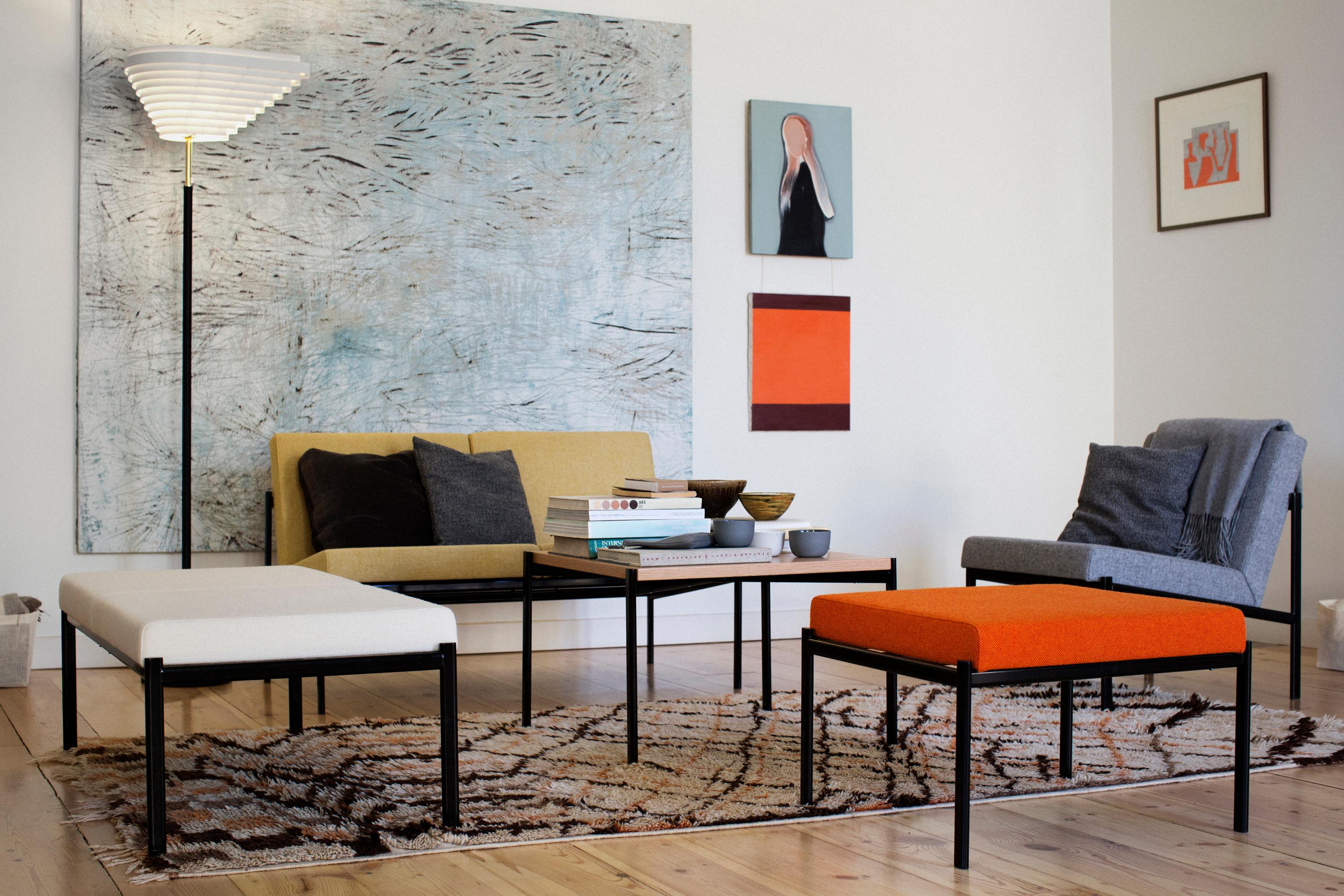 Bunte Polstermöbel #couchtisch #sessel #sofa #wohnzimmergestaltung ©Artek