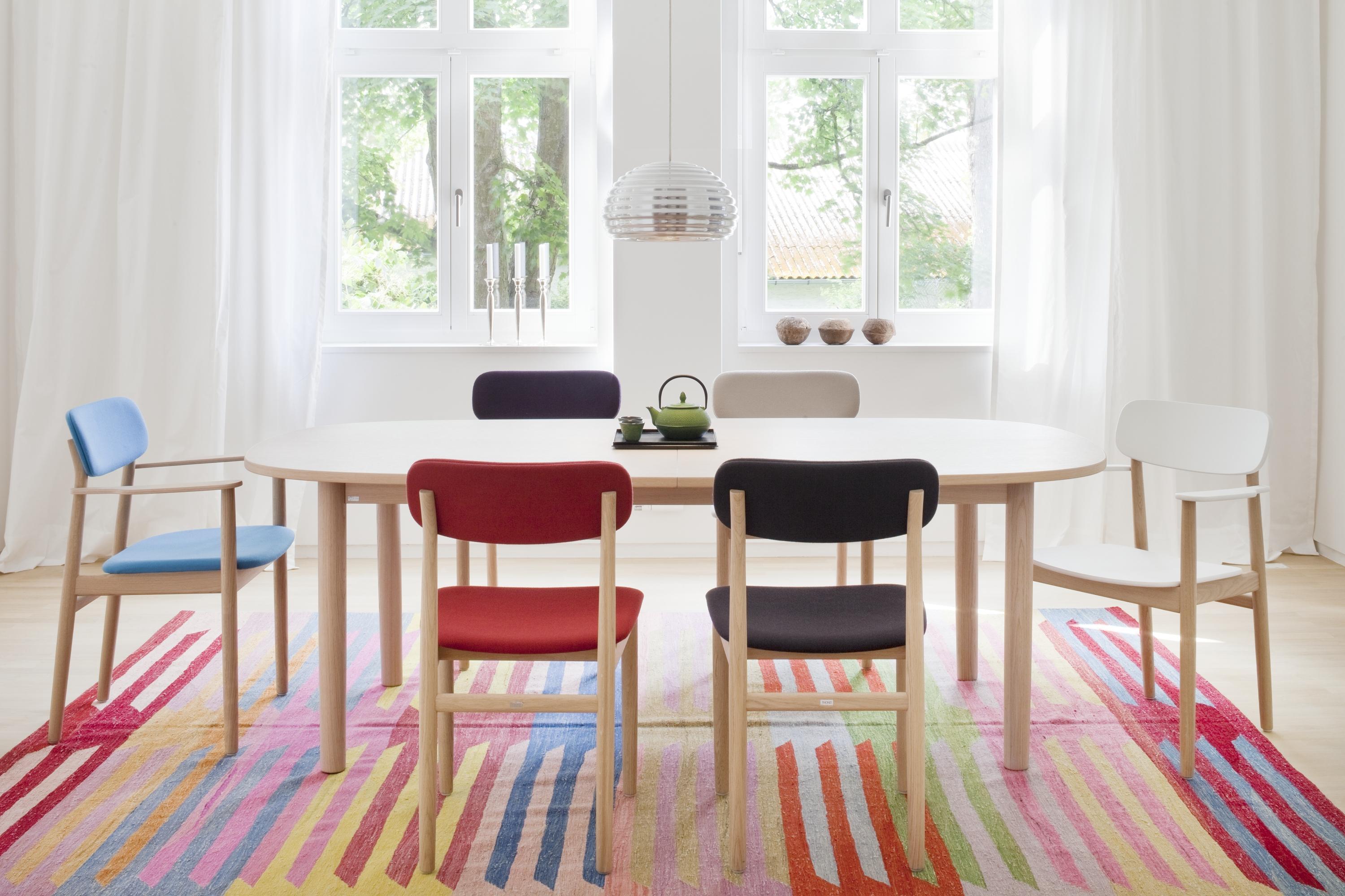 Bunte Stühle im Esszimmer #stuhl #teppich #bunterteppich #weißerstuhl #gestreifterteppich #lampe ©Thonet