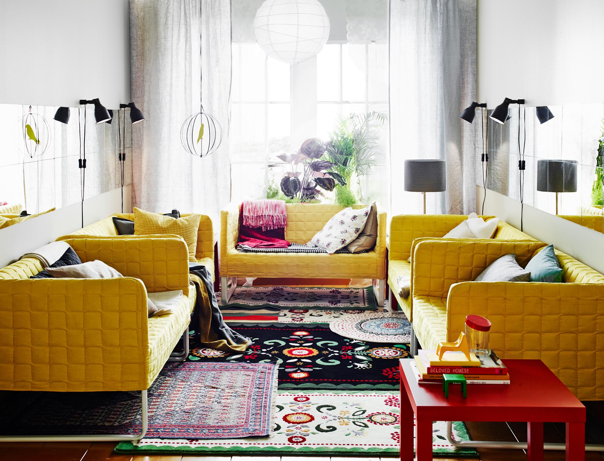 Bunte Teppiche im Hippie- Stil #beistelltisch #eklektisch #wohnzimmer #spiegel #stehlampe #ikea #sofa #gelbessofa ©Inter IKEA Systems B.V.