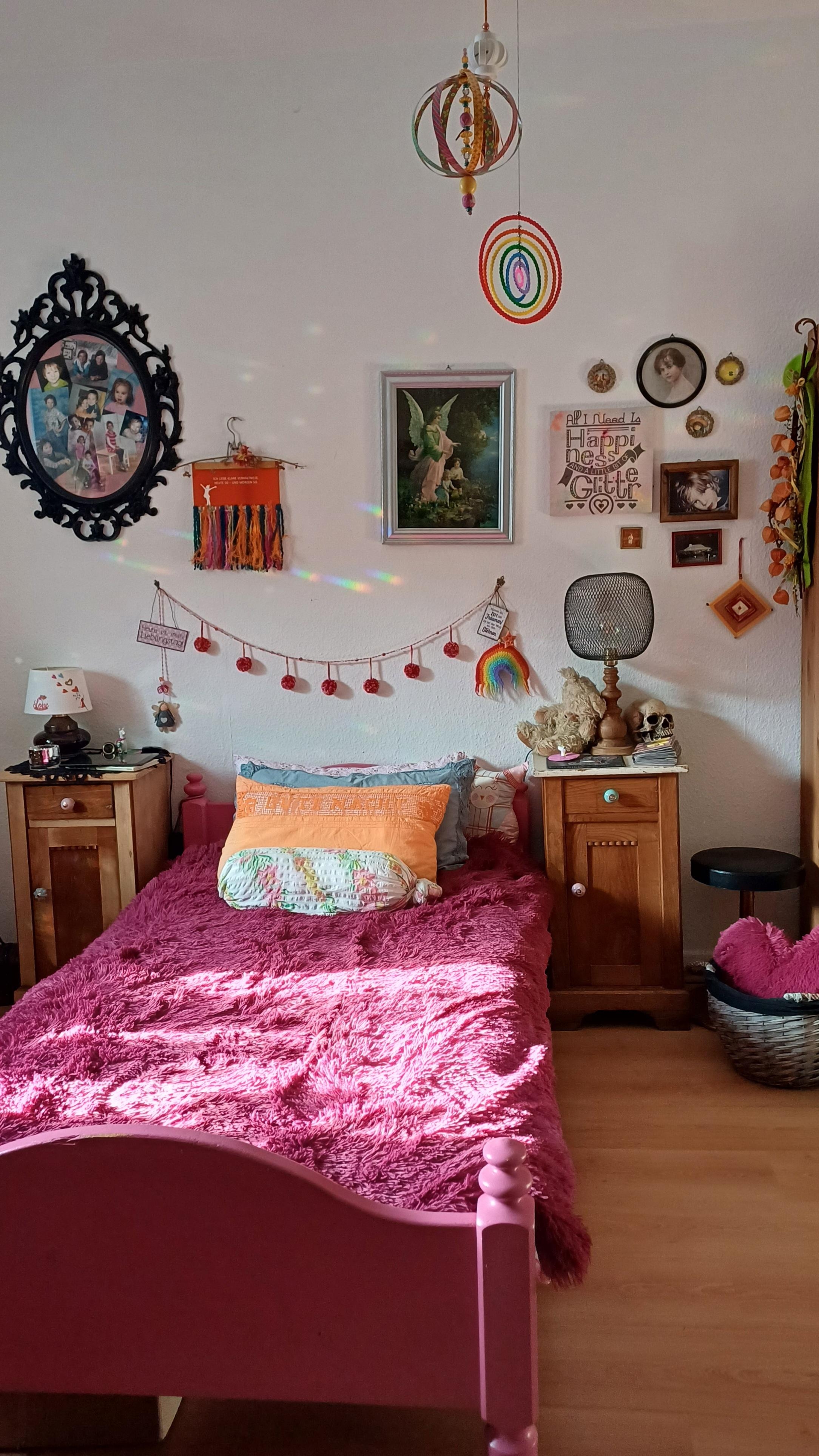 #bunte #Träume im #rosa #Bett 
#Schlafzimmer #Regenbogensprenkel 