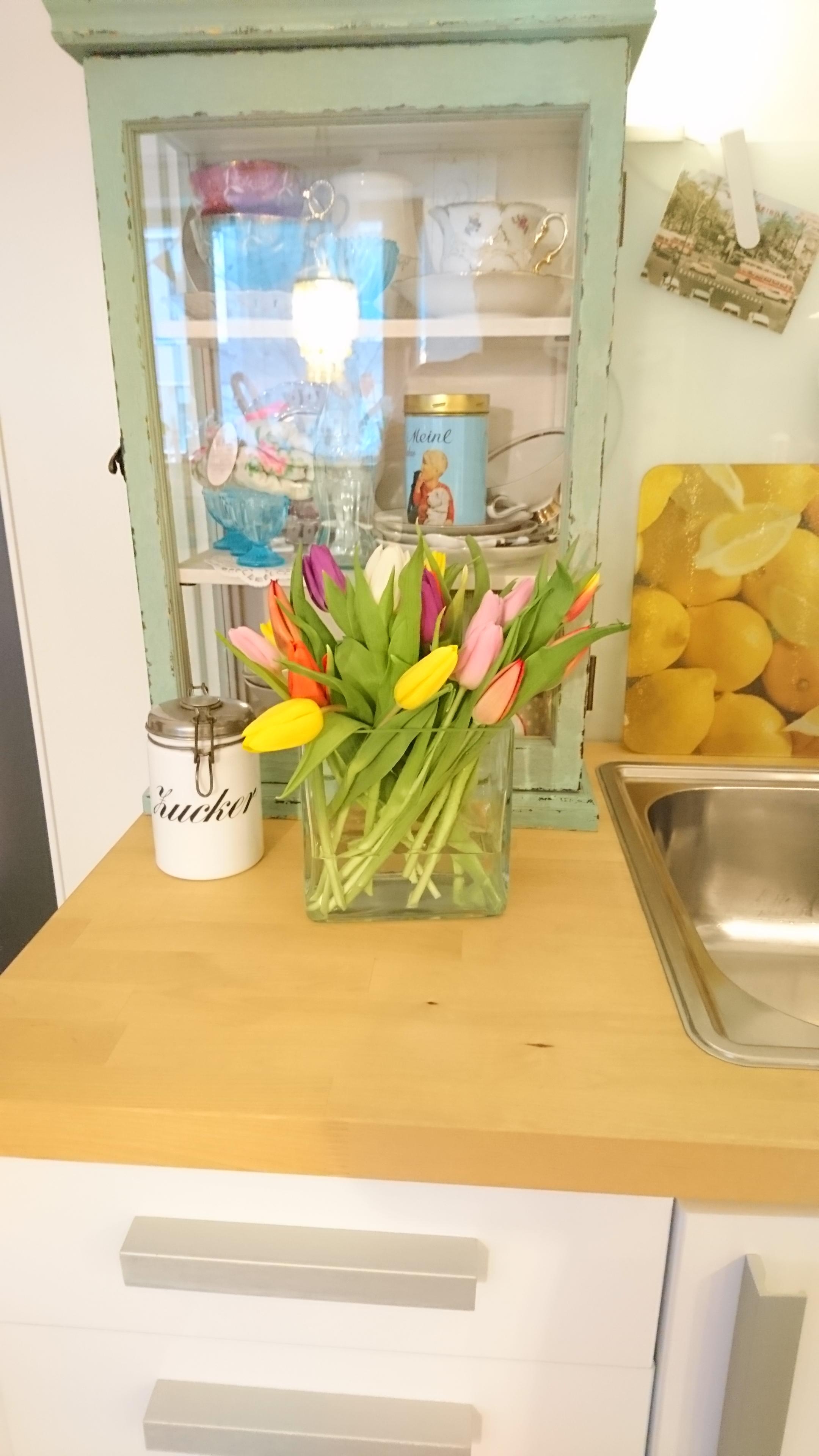 Bunte #Tulpen in meiner #küche
                  🌷😍
Eindeutig stimmungsaufhellend


#Vintage #Vitrine 
