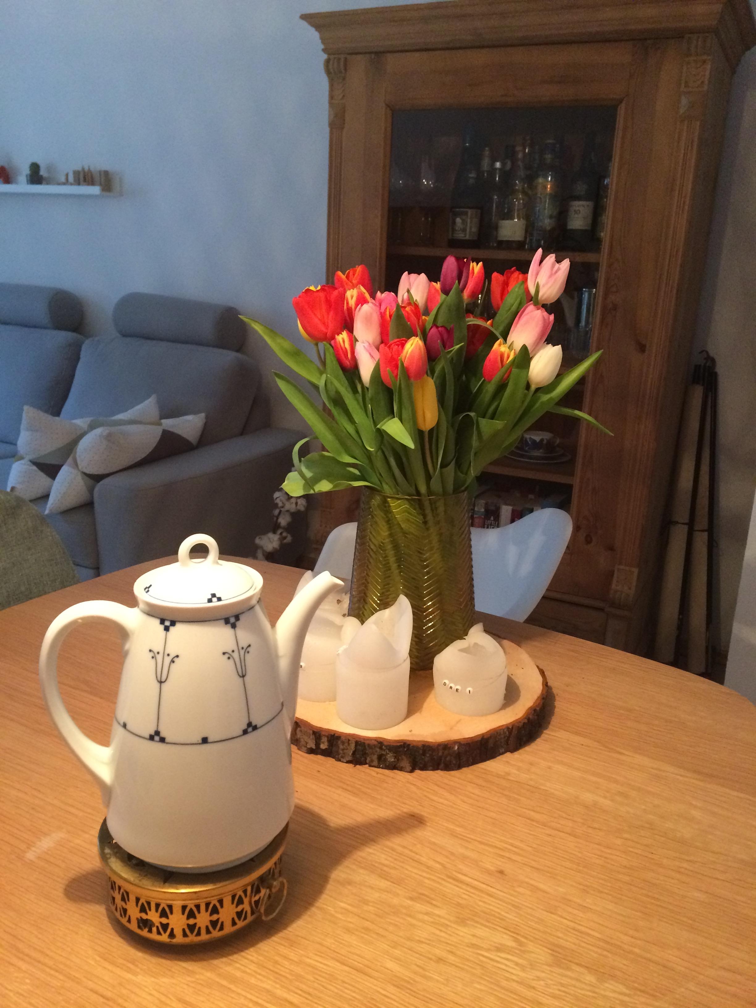 Bunte Tulpen und der Frühling kann kommen! Davor zwei Lieblings#flohmarktfunde. #freshflowerfriday. 