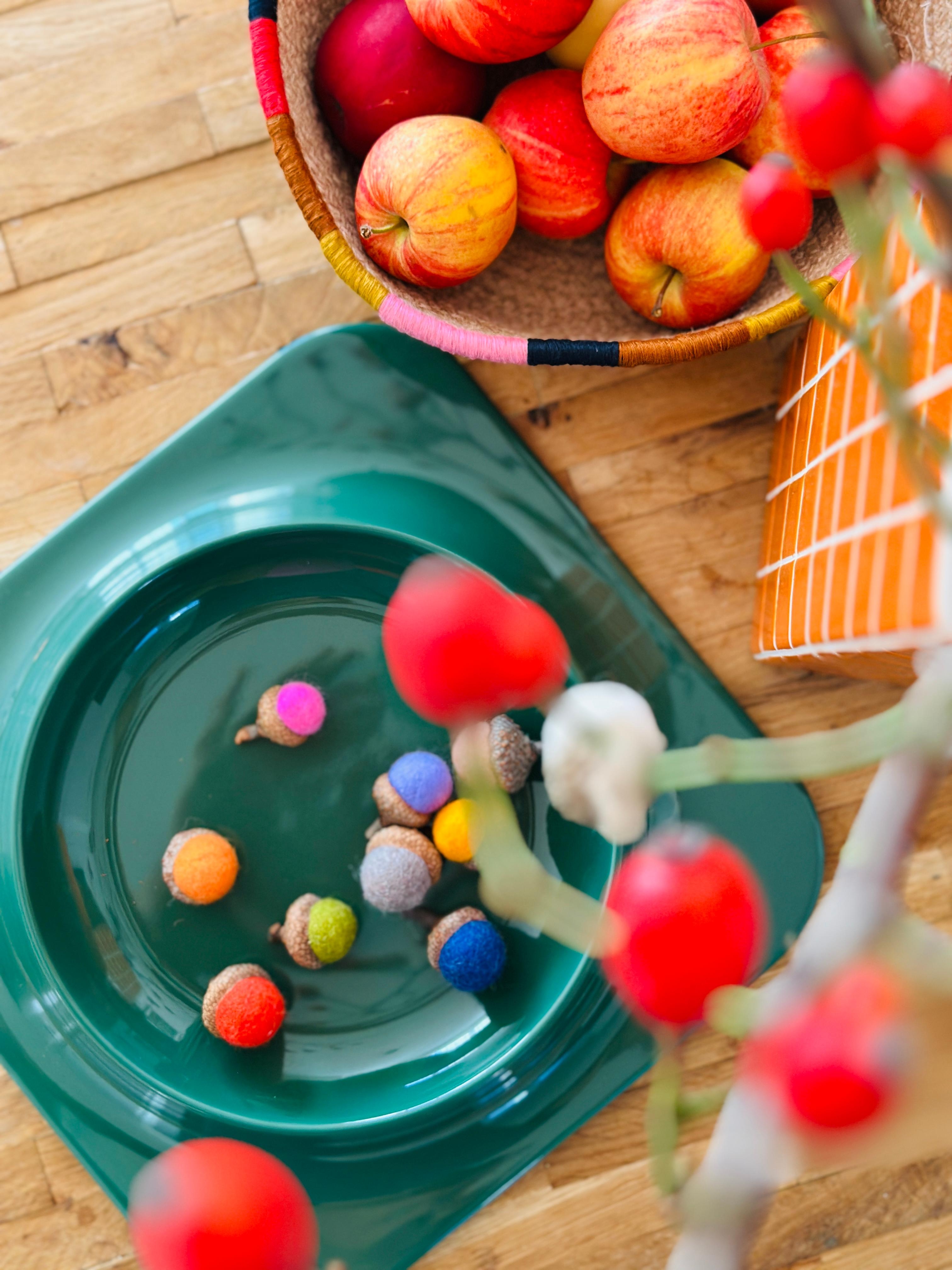 Bunter Herbst #esstisch #tischdeko #vase #zweige #farbenfroh #teller #vase #gustafwestman #ikea #herbst #herbstdeko #diy #lampe #colorful #eicheln #äpfel #holz