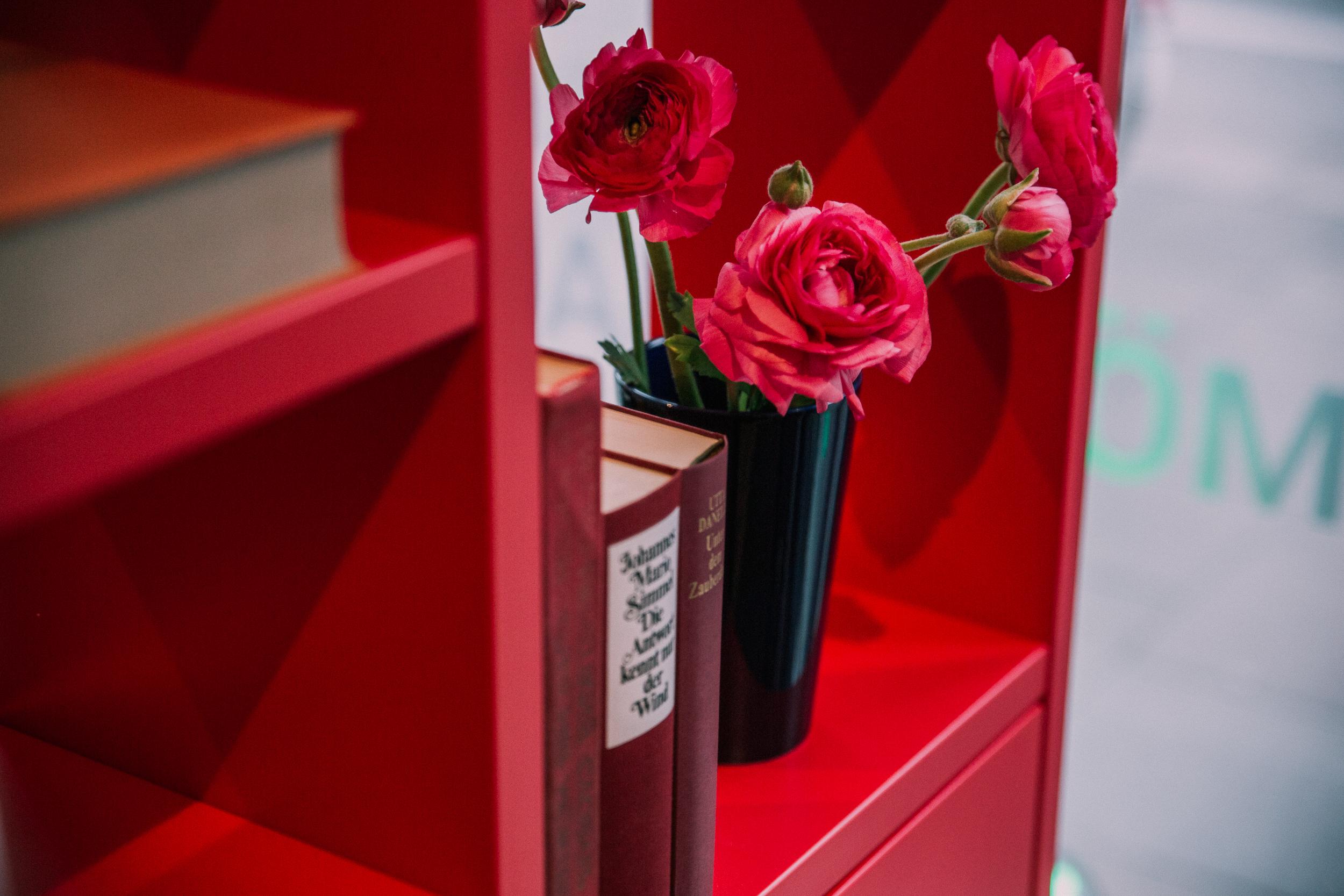 Buntes Bücherregal für mehr Farbe im Leben #regal ©Pickawood GmbH