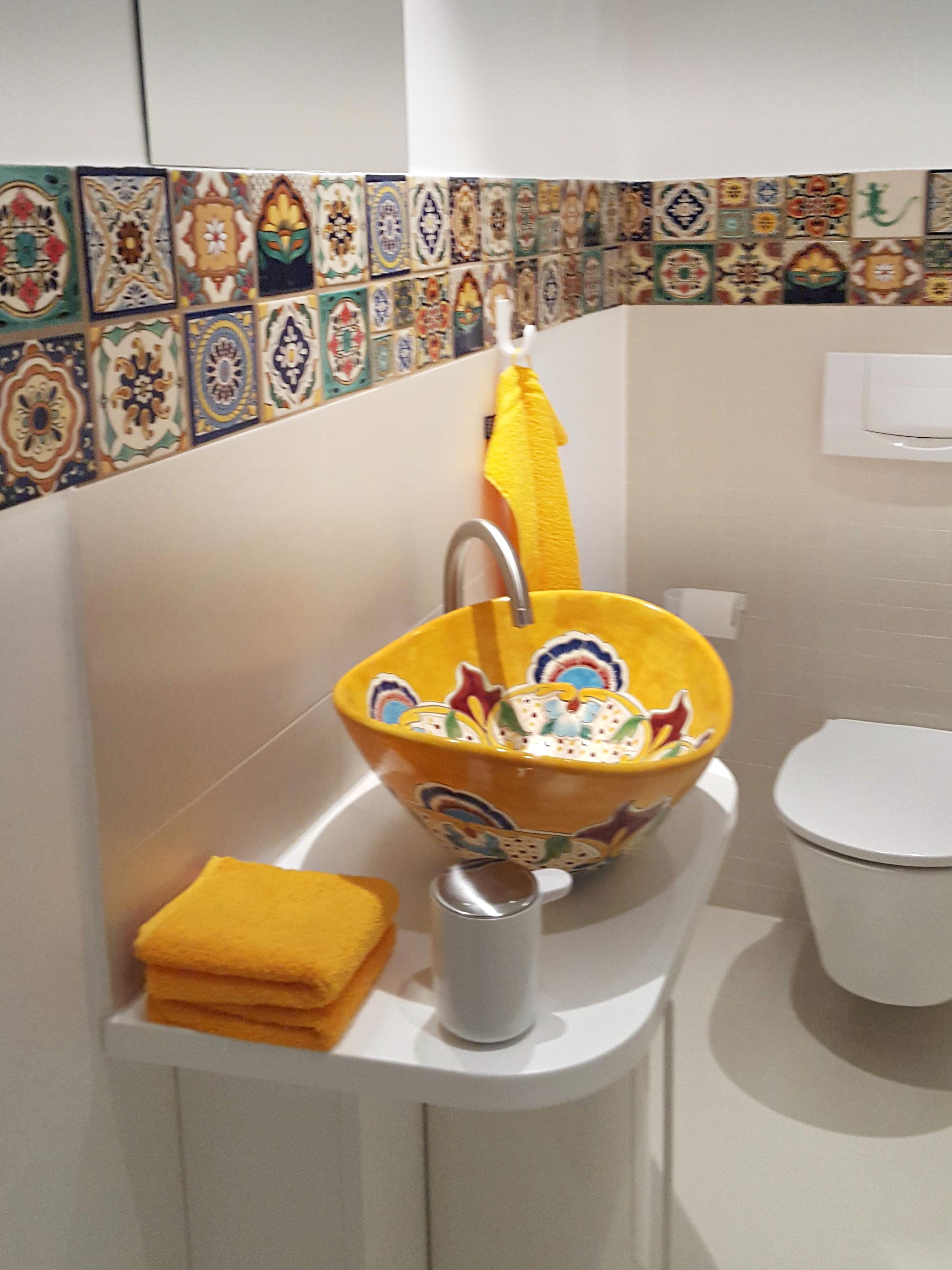 Buntes Gäste-WC mit tollen mexikanische #Fliesen & #Waschbecken von Mexambiente 
#badezimmer #gästewc #fliesen #fröhlich