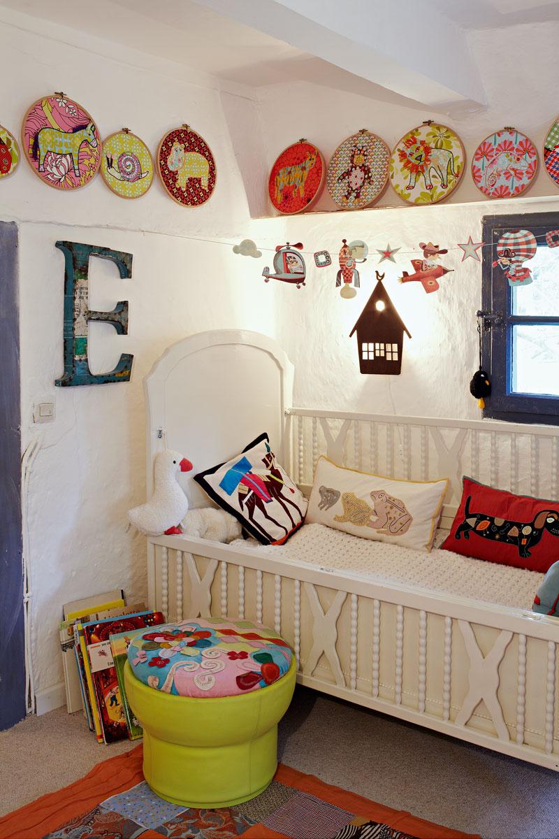 Buntgemixtes Kinderzimmer #bett #pouf #kinderbett #wanddeko ©Sabine Bungert für COUCH