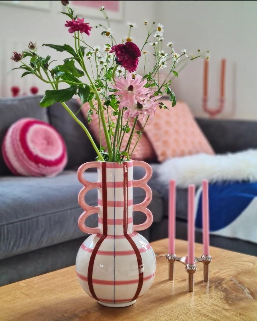 #buntistmeinelieblingsfarbe
#farbenfroh #Frühling #Wohnzimmer #vasenliebe #Vase #stoffnagel #cordsofa