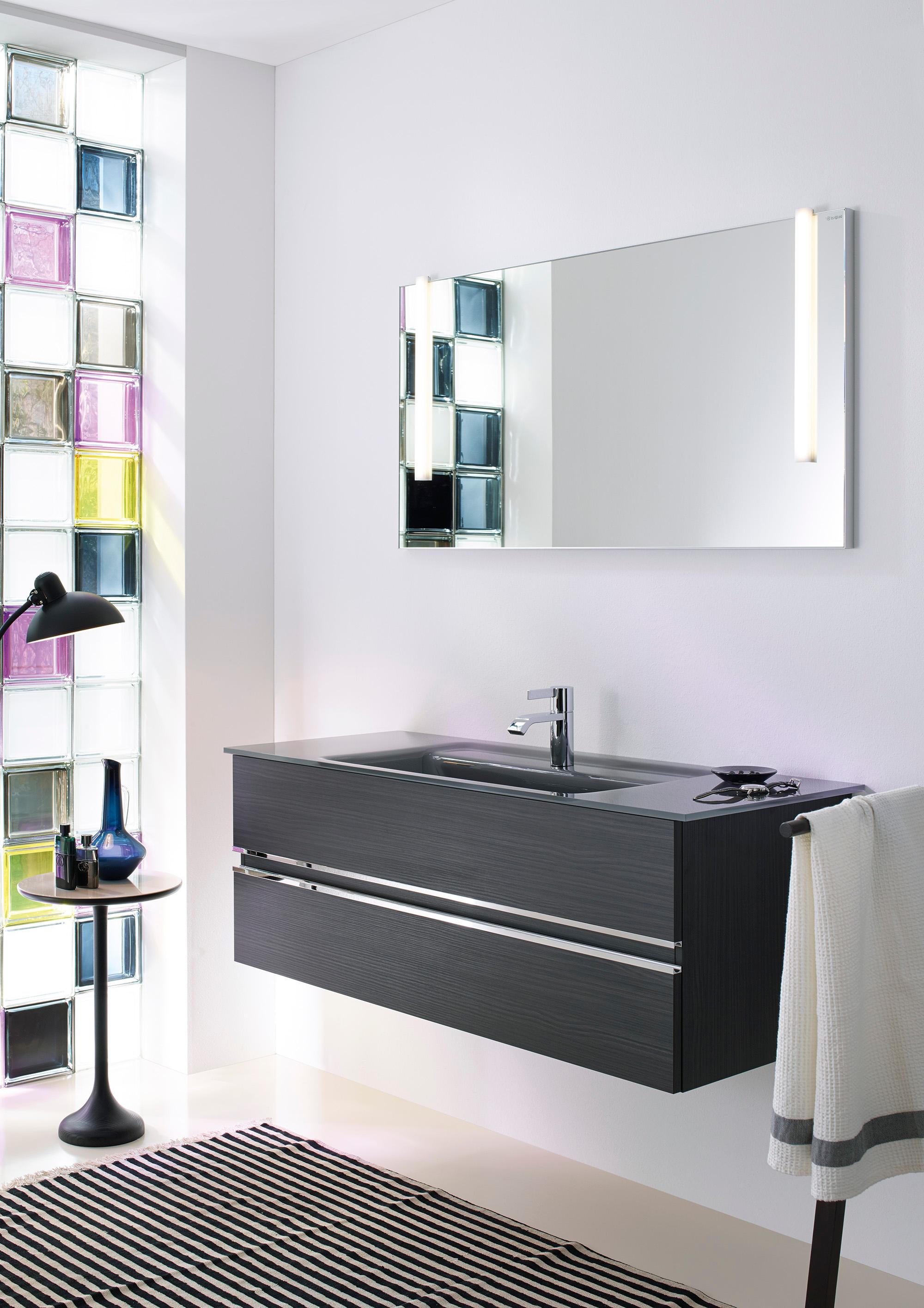 burgbad Bel mit dunkelgrauem Glaswaschtisch #bad #badezimmer #spiegel #waschtisch #waschbecken #modernesbadezimmer ©nexus product design