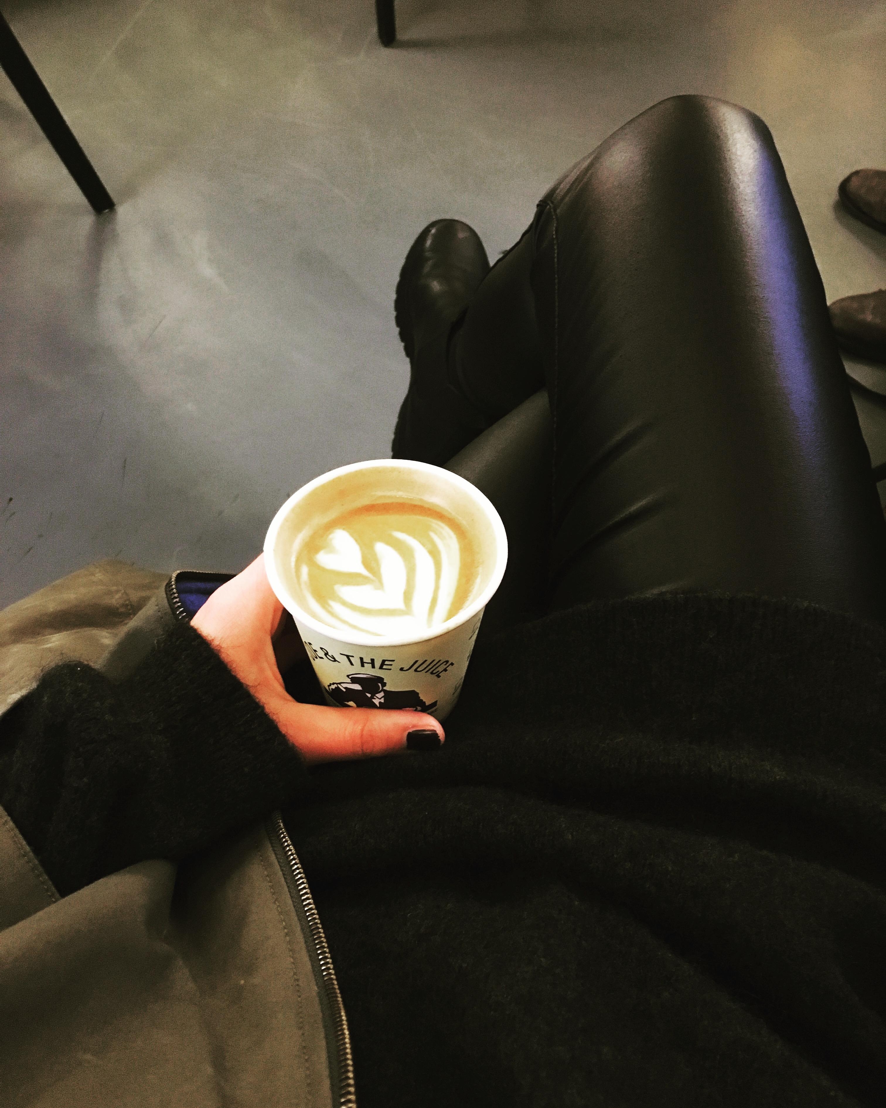 But First Coffee #kaffee #cozy #coffee #copenhagen #fashion #scandi #nordicstyle #hygge #outfit #kleinesuszeit #mode 