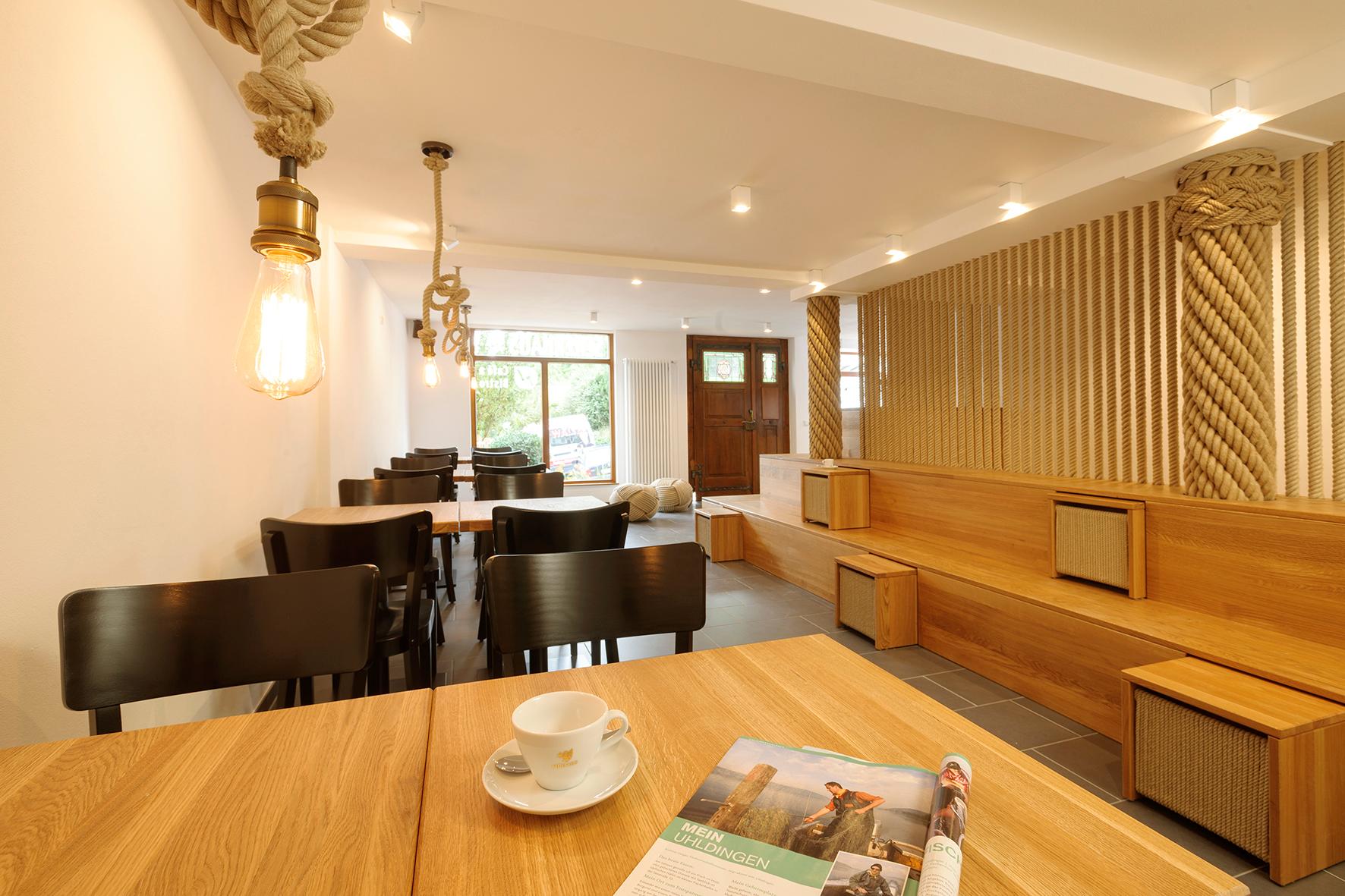 Café / Bistro mit Details aus der Seilereimanufaktur #sitzbank ©Spaett Architekten