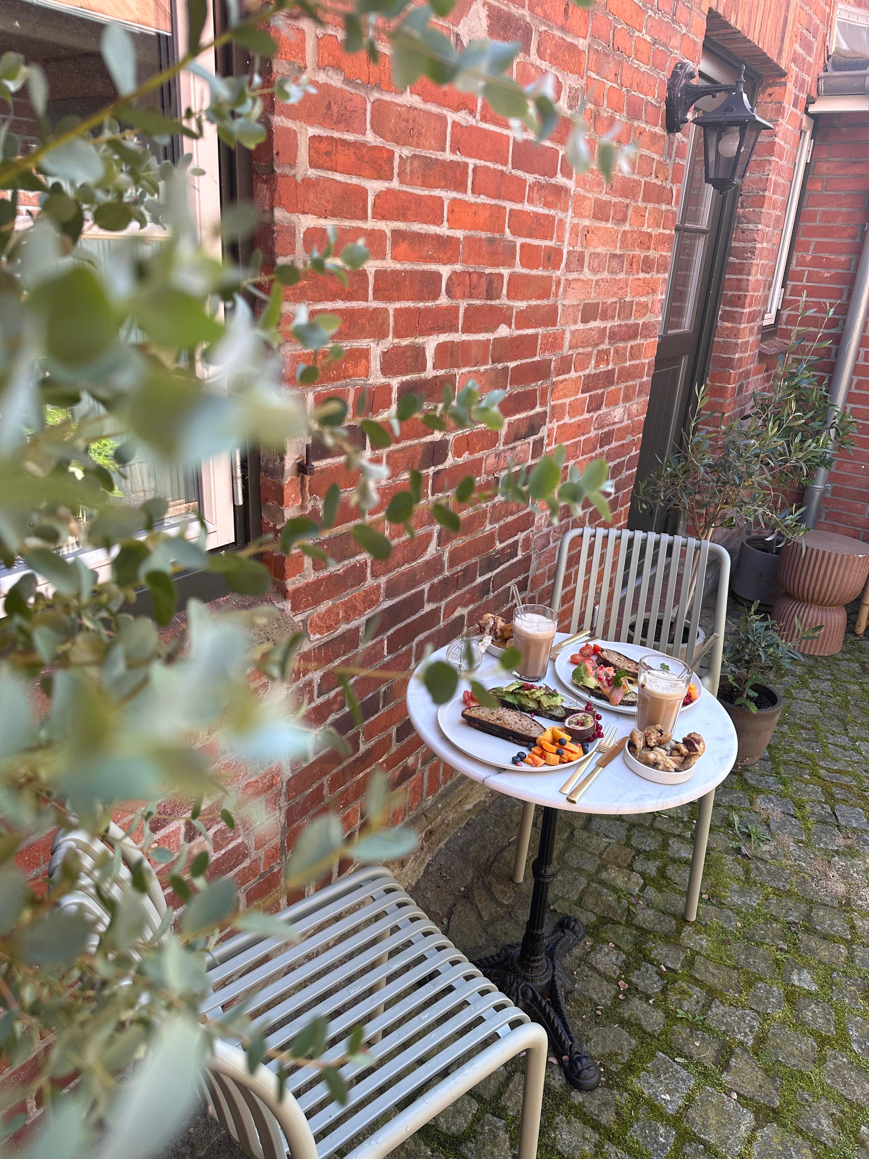 Café in Innenhof 🌱