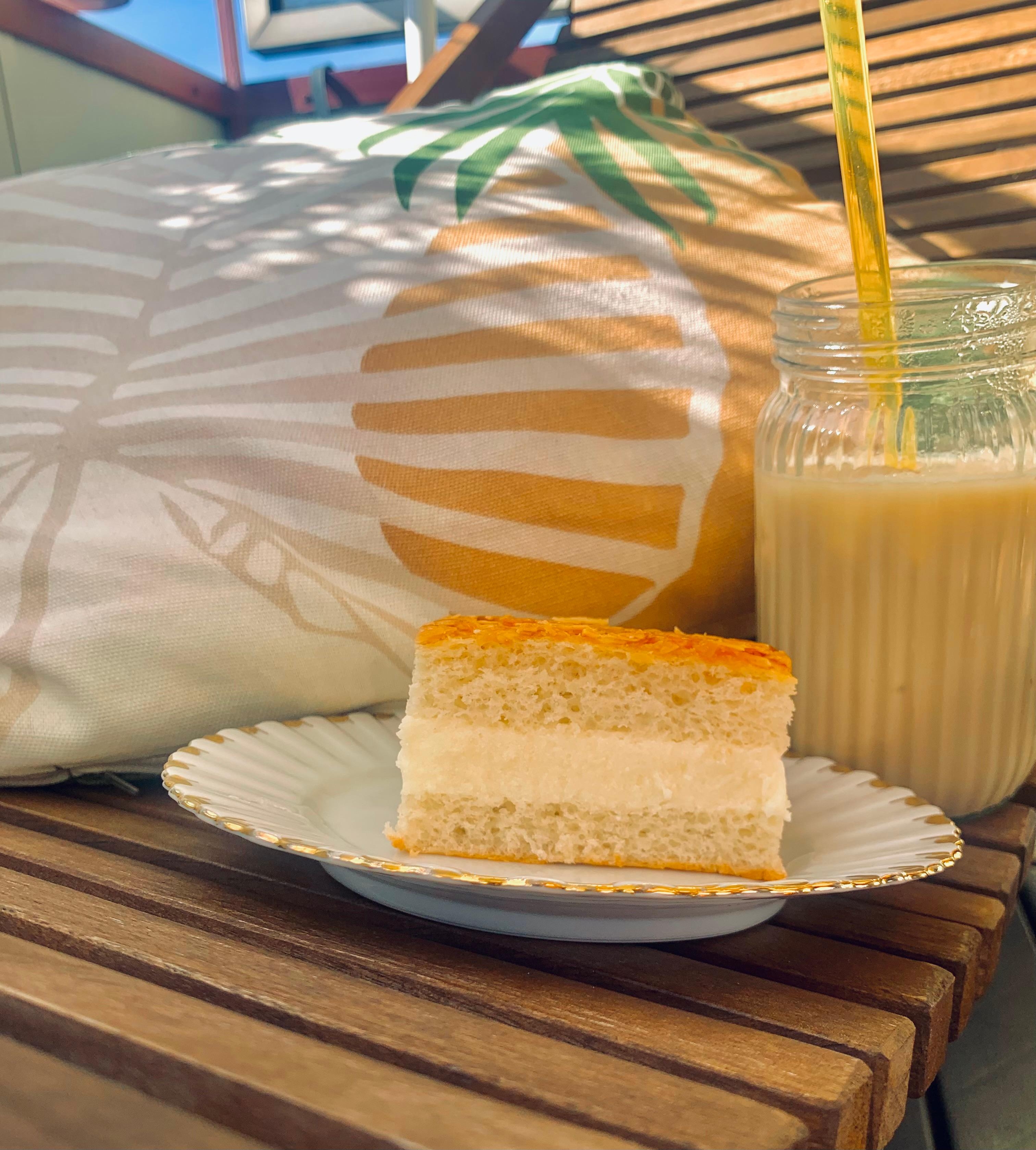 Café und Kuchen am Montag 
☕️🥧💛
#food #balkon #kissen #glas #holzliege